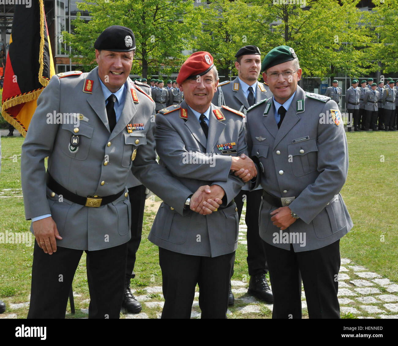 Staats-und Regierungschefs zugewiesen 2d Kavallerie-Regiment und die Vereinigten Staaten europäischen Heeresleitung besuchte die 12. gepanzerte Brigade Änderung der Befehl Zeremonie in Amberg, Deutschland am 30. Juli 2014. Die Soldaten wurden durch das Kommando über die Panzerbrigade, die Weitergabe der Garde von Brigadegeneral Markus Laubenthal, Oberst Andre Bodemann an der Hochschule Amberg mit einem Empfang in den Wintergarten der Universität statt zu besuchen eingeladen. (Foto: US-Armee von Sgt. William A. Tanner) 12. Panzerbrigade CoC, 30. Juli 2014 (14789051205) Stockfoto