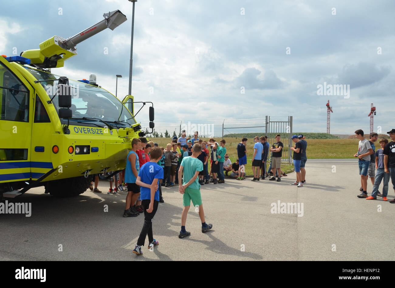 Jungen von einem Sommer-Camp in Sielmingen Filderstadt, Deutschland, besuchte die Feuerwehr Training Center am US Army Garrison Ansbach Urlas Housing 7. August 2014. Juergen Schwab, Ausbildungsleiter in der Mitte, gab den Kindern einen Rundgang durch ihre Feuerwehrfahrzeuge sowie Einrichtungen, die Gebäude Feuer zu simulieren. Nach der Tour aßen die Kinder im Gehäuse Urlas Foodcourt. (US Armee-Foto von Bryan Gatchell, USAG Ansbach Public Affairs) Feuerwehr 140807-A-FC388-012 Stockfoto