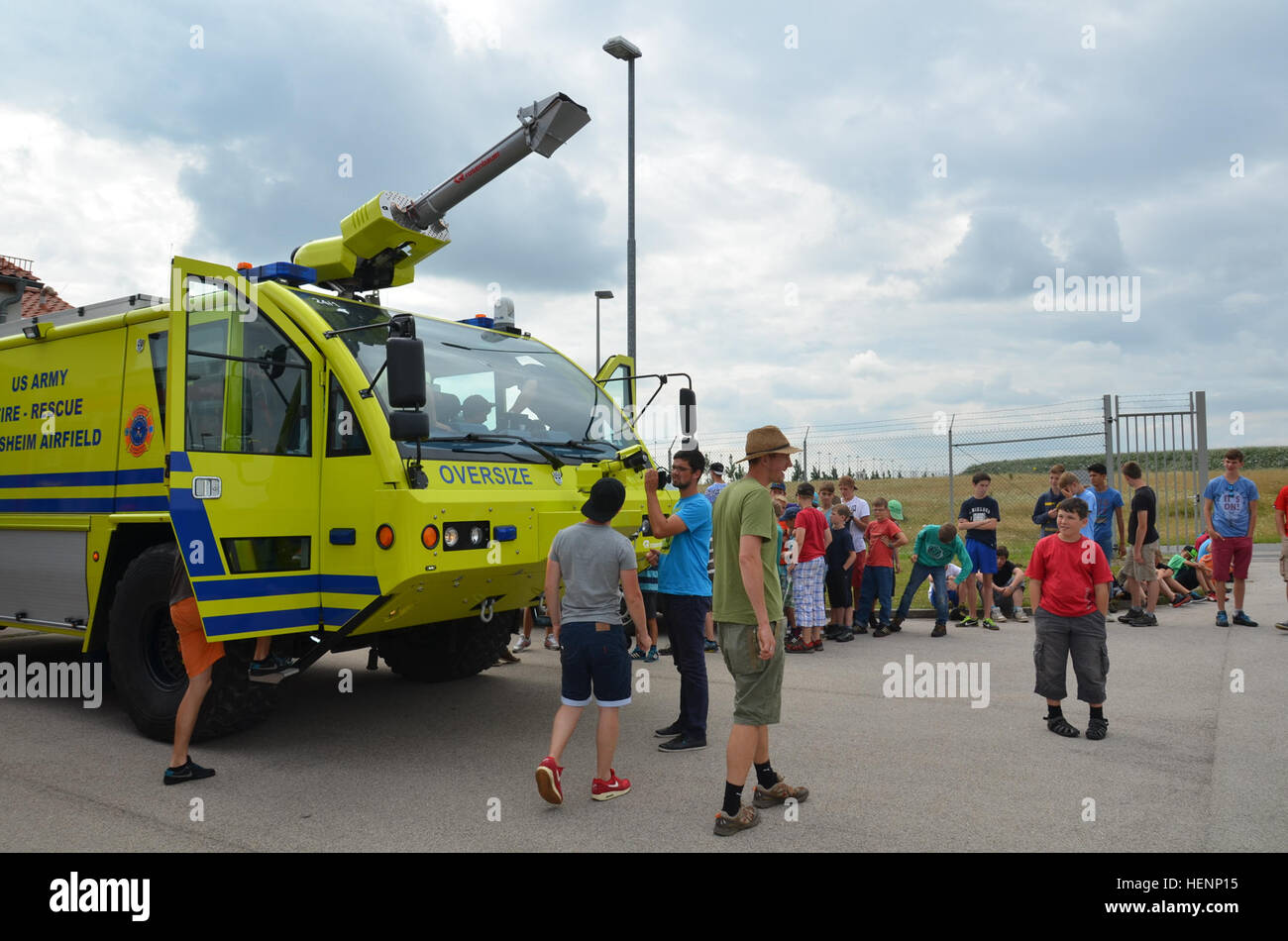 Jungen von einem Sommer-Camp in Sielmingen Filderstadt, Deutschland, besuchte die Feuerwehr Training Center am US Army Garrison Ansbach Urlas Housing 7. August 2014. Juergen Schwab, Ausbildungsleiter in der Mitte, gab den Kindern einen Rundgang durch ihre Feuerwehrfahrzeuge sowie Einrichtungen, die Gebäude Feuer zu simulieren. Nach der Tour aßen die Kinder im Gehäuse Urlas Foodcourt. (US Armee-Foto von Bryan Gatchell, USAG Ansbach Public Affairs) Feuerwehr 140807-A-FC388-013 Stockfoto