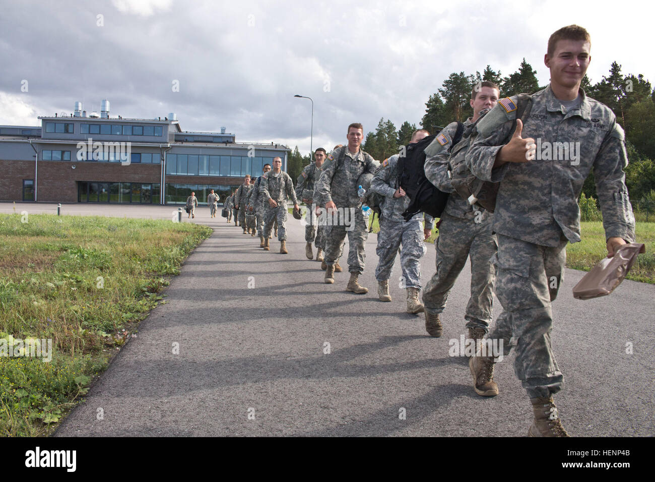 Fallschirmjäger Truppe B, 1. Staffel, 91. Kavallerieregiment, 173rd Airborne Brigade bereiten eine US Luftwaffe C-130J Super Hercules Transportflugzeug für Deutschland Aug. 12 bei Amari Airbase, Estland gebunden an Bord. Truppe B trainiert mit seiner estnischen Verbündeten für zwei Monate im Rahmen der Operation Atlantic zu beheben, sollte eine kombinierte Übung Interoperabilität zwischen den USA und ihre NATO-Verbündeten aufrecht zu erhalten.  (Foto von Sgt. John L. Carkeet IV, 143. Sustainment Command (Expeditionary)) 173rd Airborne Brigade führt durch Rotation der Kräfte Zeremonie in Estland 140812-A-DB402-0202 Stockfoto