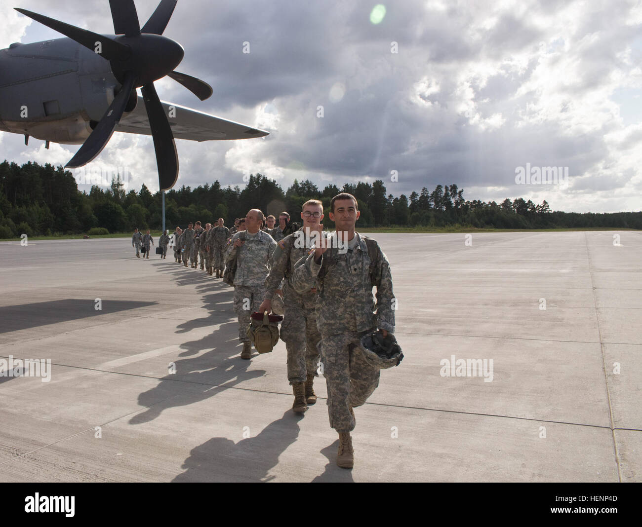 Fallschirmjäger Truppe B, 1. Staffel, 91. Kavallerieregiment, 173rd Airborne Brigade bereiten eine US Luftwaffe C-130J Super Hercules Transportflugzeug für Deutschland Aug. 12 bei Amari Airbase, Estland gebunden an Bord. Truppe B trainiert mit seiner estnischen Verbündeten für zwei Monate im Rahmen der Operation Atlantic zu beheben, sollte eine kombinierte Übung Interoperabilität zwischen den USA und ihre NATO-Verbündeten aufrecht zu erhalten.  (Foto von Sgt. John L. Carkeet IV, 143. Sustainment Command (Expeditionary)) 173rd Airborne Brigade führt durch Rotation der Kräfte Zeremonie in Estland 140812-A-DB402-0206 Stockfoto