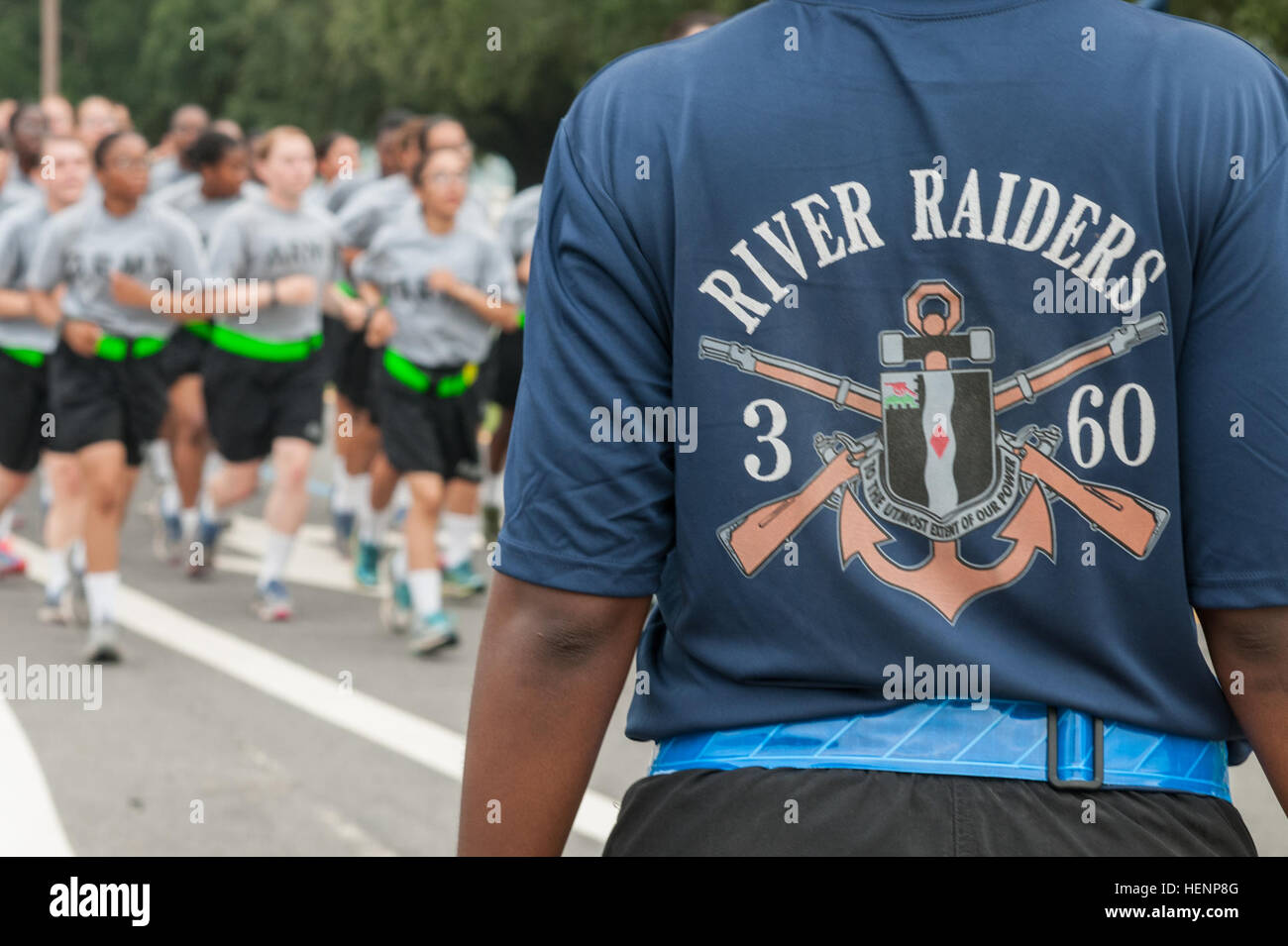 Mehr als 2.800 Soldaten, Zivilisten und Angehörigen nahmen an der 4. jährlichen Run für die gefallenen 5-km-Lauf in Fort Jackson, S.C., 16. August 2014. Die Strecke ist Teil einer größeren Kampagne zur nationalen Bewusstsein zu bringen, wer bezahlt das ultimative Opfer oder wurden verwundet und den Familien, die sie unterstützen. (US Armee-Foto von Timothy L. Hale/freigegeben) Tausende erweisen sich für Fort Jackson laufen 140816-A-XN107-415 Stockfoto