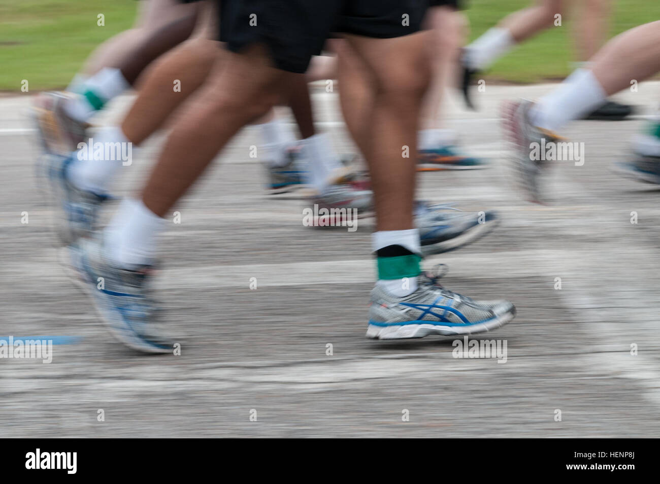 Mehr als 2.800 Soldaten, Zivilisten und Angehörigen nahmen an der 4. jährlichen Run für die gefallenen 5-km-Lauf in Fort Jackson, S.C., 16. August 2014. Die Strecke ist Teil einer größeren Kampagne zur nationalen Bewusstsein zu bringen, wer bezahlt das ultimative Opfer oder wurden verwundet und den Familien, die sie unterstützen. (US Armee-Foto von Timothy L. Hale/freigegeben) Tausende erweisen sich für Fort Jackson laufen 140816-A-XN107-950 Stockfoto