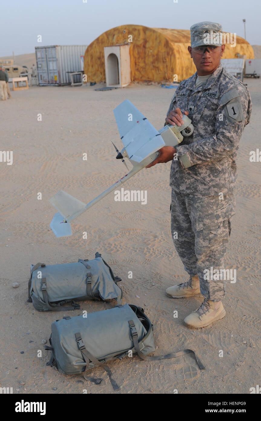 SPC. Malei Suieuna, Kanonier für Charlie Kompanie, 2. Bataillon, 34th Armor Regiment, 1st Armored Brigade Combat Team, 1st Infantry Division führt Preflight-Prüfungen vor dem Start von einem Raven B kleinen unbemannten vor einem Testflug im Camp Buehring, Kuwait, 21. August 2014. Die Rabe ermöglicht Kommandanten zu behalten ihre betrieblichen Umfeld ohne zu riskieren, die Leben von Soldaten am Boden. (Foto: U.S. Army Staff Sgt Noel Gerig, 1. gepanzerte Brigade Combat Team Public Affairs, freigegeben) "Teufel" steigen Sie in die Lüfte 140821-A-XQ797-665 Stockfoto