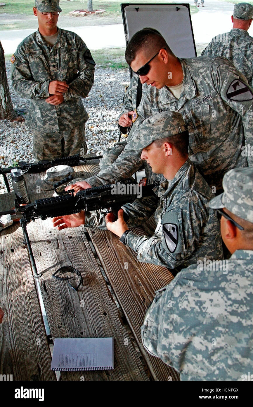 Sgt. Daniel Felix (rechts) und Spc. Wesley Downs, beide Infanteristen zugewiesen Headquarters und Headquarters Company 'Hammer', 1st Brigade Combat Team "Ironhorse", 1. Kavallerie-Division, Nachprüfungsverfahren Laden einer M249 Squad automatische Waffe während der ersten 21 Aug. Teamtraining in Fort Hood, Texas. 'Wir haben unsere junior Führer - dazu gehören auch jüngere Offiziere - Ausbildung Soldaten bis auf die Ebene der kleinen Einheit mit der Absicht, ihre Fähigkeiten, aber mehr wichtiger ist ein wenig der Kameradschaft sowie ein selbstbewusster, widerstandsfähige Soldat zu bauen' Captain Michael Falls, Kommandeur o Stockfoto