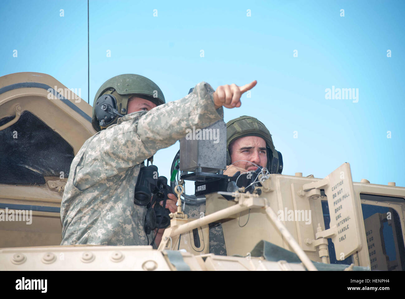 Sgt. Robert Mendez, ein Feuer Unterstützung Unteroffizier mit Detachment 2, Sitz, Stabskompanie, 3. Bataillon 116. Heavy Brigade Combat Team, bestätigt Ortsbild Auswirkungen des 120mm Mörser rund mit Spc. Cody Rickert während live-Heißausbildung Obstgarten Training Center, Idaho am 21. August. Mehr als 500 Soldaten mit der Oregon Army National Guard nahmen Teil an dem Training entwickelt, um ihre Kampfbereitschaft zu testen. (Foto von US Armee Generalmajor Wayne (Chris) Clyne, 115. Mobile Public-Affairs-Abteilung, Oregon Army National Guard) Oregon Motarmen und Beobachter haben explosive Zeit Stockfoto