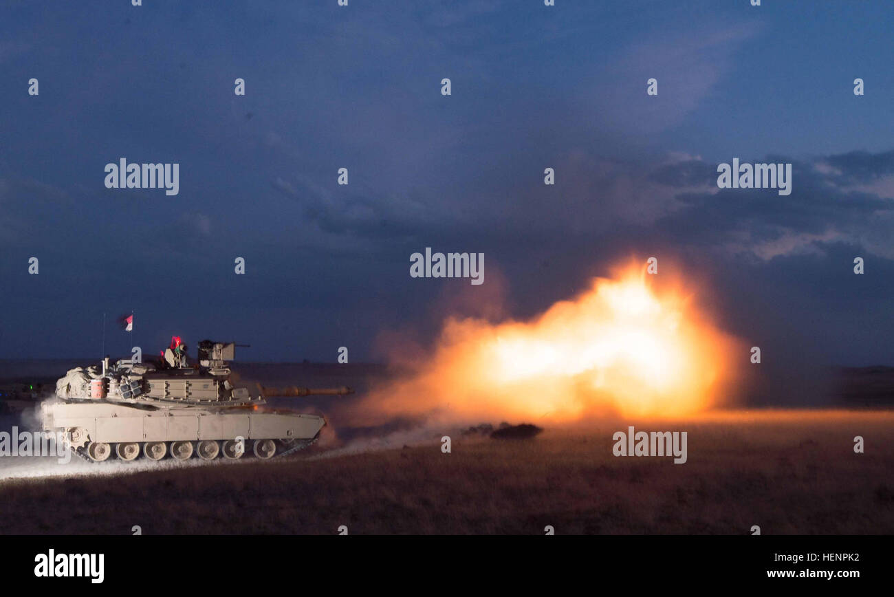 Tank Commander Sgt. Waldon Williams von D Company, 3. Bataillon 116. Heavy Brigade Combat Team, feuert die Kanone von seinem Panzer Abrams M1A2 System verbessert Paket (SEP) Aug. 22, während das Gerät drei Wochen jährliche Weiterbildung an der Orchard Training Center, Idaho.  Mehr als 500 Soldaten mit der Oregon Army National Guard nahmen Teil an dem Training entwickelt, um ihre Kampfbereitschaft zu testen. (Foto von US Armee Generalmajor Wayne (Chris) Clyne, 115. Mobile Public-Affairs-Abteilung, Oregon Army National Guard) Oregon ist 3-116 CAV Tank Gunnery 140822-A-ZJ128-004 Stockfoto