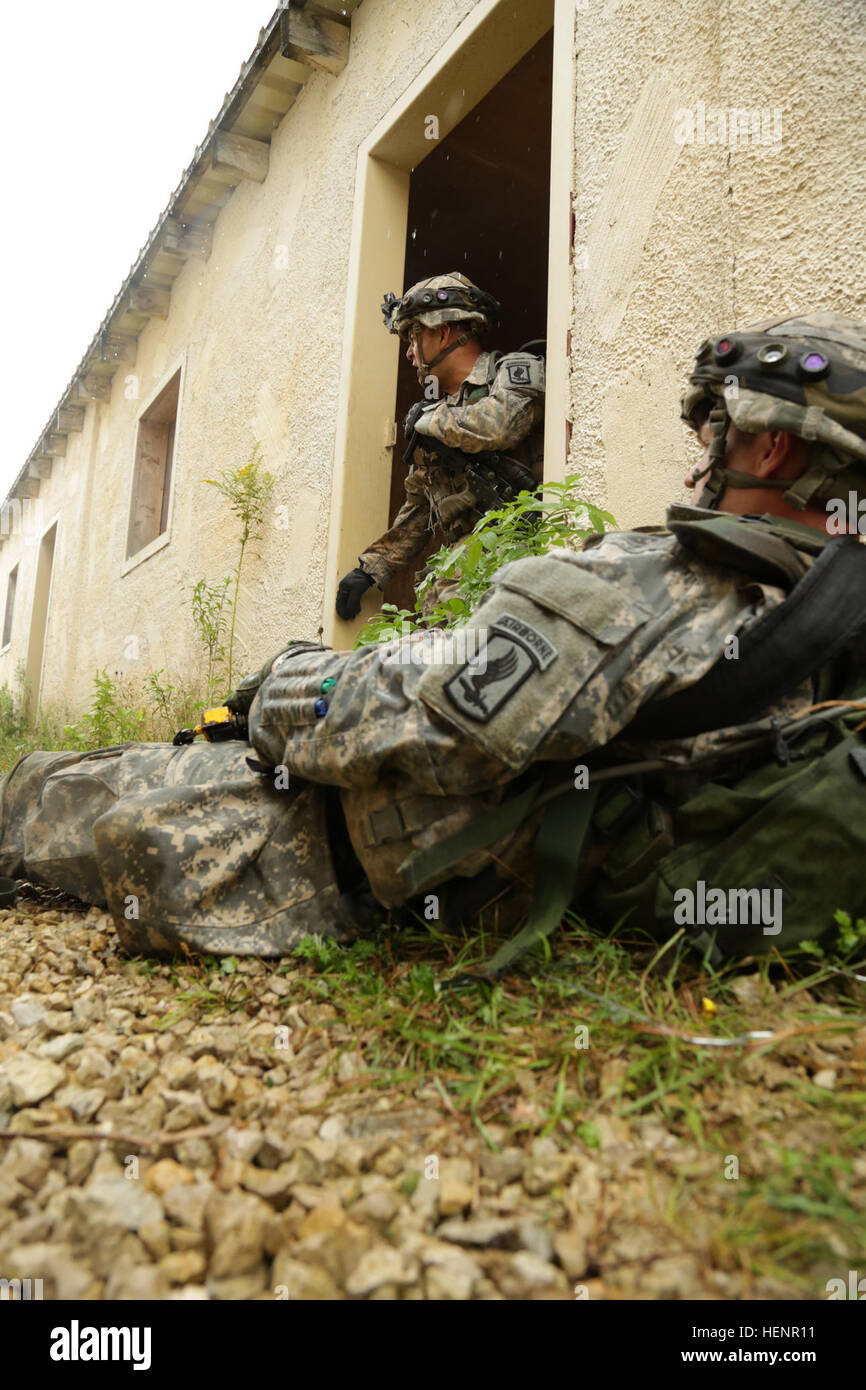 Ein US-Soldat von Alpha Company, 1st Battalion (Airborne), 503. Infanterieregiment, 173rd Airborne Brigade fordert medizinische Unterstützung für einen simulierten verwundeten Soldaten während der Übung Saber Junction 2014 auf das Joint Multinational Readiness Center in Hohenfels, Deutschland, 29. August 2014. Säbel Junction 2014 bereitet USA, NATO-Verbündeten und Sicherheitspartner der Europäischen zur einheitlichen Durchführung landen Operationen durch die gleichzeitige Kombination von Offensive, defensive, und Stabilisierungsoperationen angebracht, die Mission und die Umwelt. Weitere Informationen über Saber Junction 2014 finden Sie bei h Stockfoto