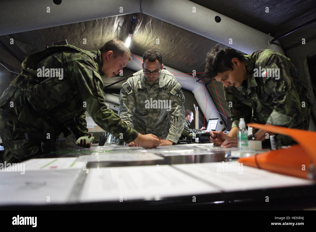 Ein US-Soldat, Zentrum, mit der 1. Staffel, 91. Kavallerieregiment, 173rd Airborne Brigade Combat Team und Tschechische Soldaten mit dem 41. mechanisierte Bataillon, 4. Rapid Deployment Brigade Plan einer Mission 1. September 2014, während Saber Junction 2014 bei der JMRC in Hohenfels, Deutschland. Säbel Junction ist eine US-Army in Europa geführten Übung, USA, NATO vorbereitet und internationaler Partner Streitkräfte für einheitliches Land Operationen. (US Armee-Foto von Staff Sgt. Carol A. Lehman/freigegeben) Ein US-Soldat, Center, mit der 1. Staffel, 91. Kavallerieregiment, 173rd Airborne Brigade Combat Team und tschechischen verkauft Stockfoto