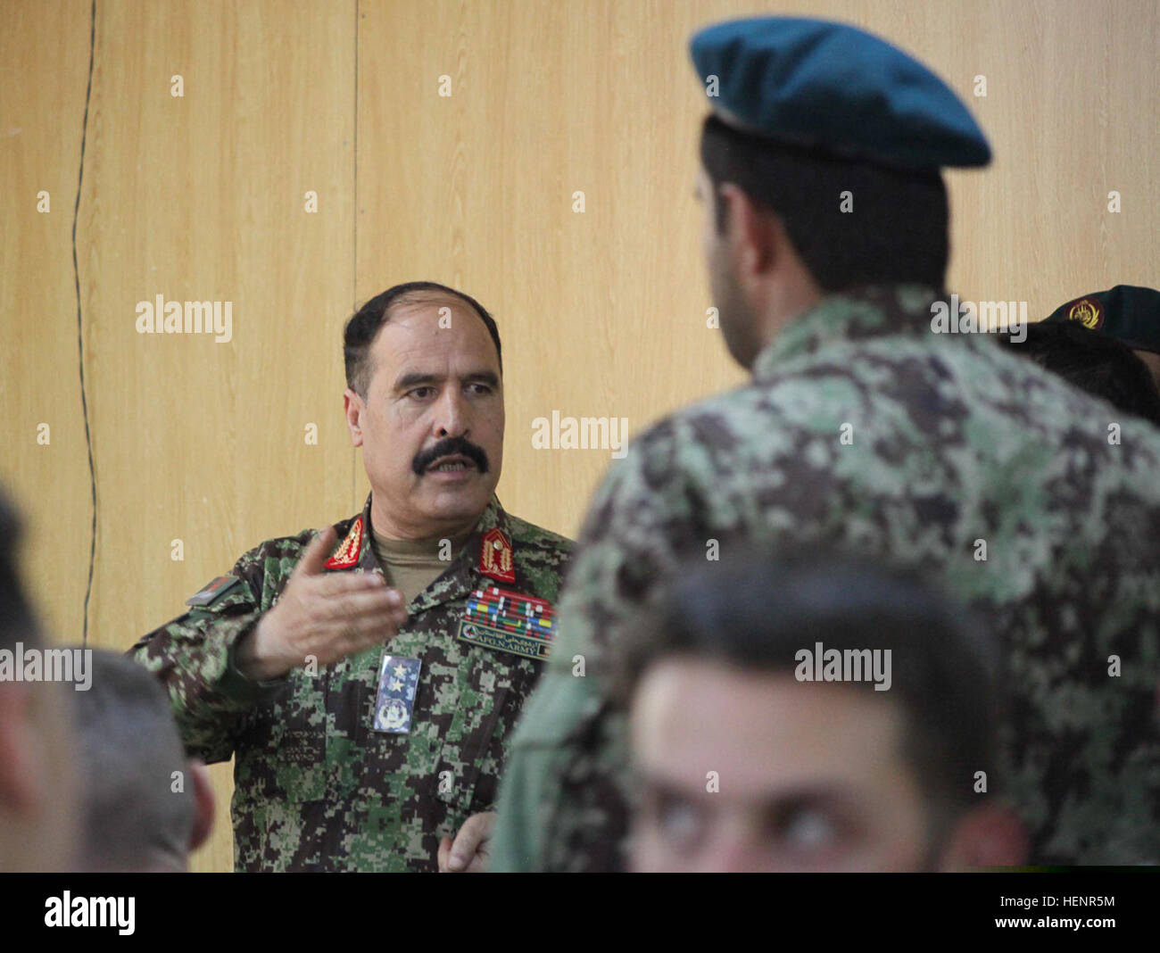 Der Befehlshaber der afghanischen Nationalarmee des 201. Korps leitet die Aufstiegszeremonie für einen Brigadegeneral auf der Forward Operating Base Gamberi, Afghanistan, am 2. September 2014. Die Zeremonie würdigt die Führung und die organisatorische Entwicklung innerhalb des regionalen medizinischen Krankenhauses Gamberi. Stockfoto