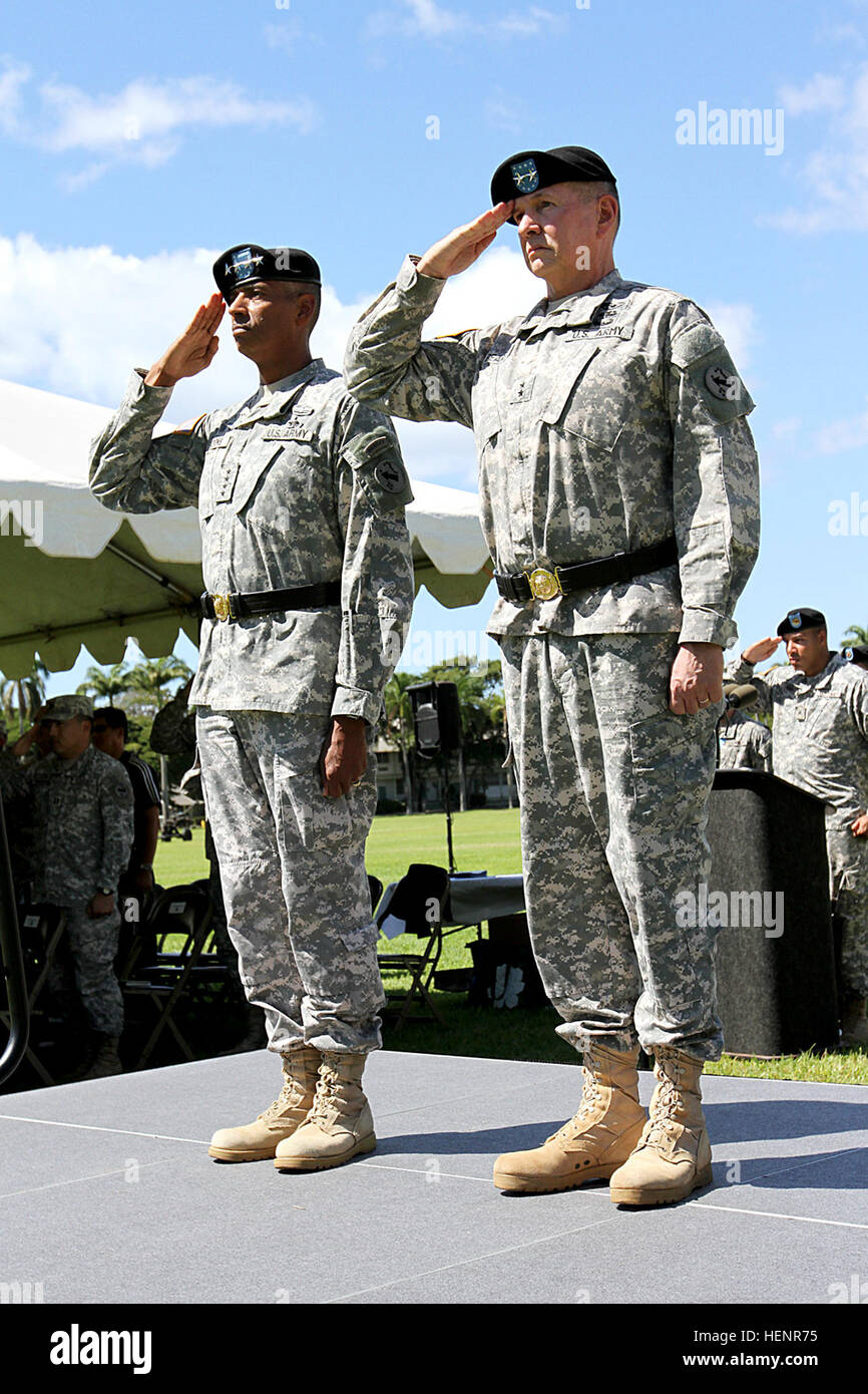 Rendern Sie US Army General Vincent K. Brooks, links, den kommandierenden General der US Army Pacific (USARPAC) und Generalmajor William Beard, der stellvertretender Kommandierender general der US Army Reserve, USARPAC, Ehrungen zu den Farben während einer Feier der Dienst Abschiedsfeier am historischen Palm Circle, Fort Shafter, Hawaii, 2. September 2014. Brooks dankte Bart für 39 Jahre Militärdienst während Bart??? s-Abschiedsfeier. (US Armee-Foto von Staff Sgt. Kyle Richardson/freigegeben) US Army General Vincent K. Brooks, links, den kommandierenden General der US Army Pacific (USARPAC) und Generalmajor William Stockfoto