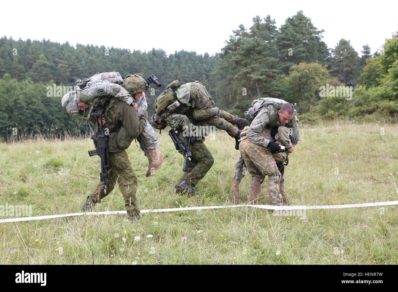 US-Soldaten von Alpha Company, 173rd Airborne Brigade und Tschechische Soldaten der 1. Kompanie, 41st Mechanisierte Infanterie-Bataillon arbeiten zusammen, um theoretisch klar verwundete Soldaten aus einem simulierten mir Feld während Übung Saber Junction 2014 auf das Joint Multinational Readiness Center in Hohenfels, Deutschland, 2. September 2014. Säbel Junction 2014 bereitet USA, NATO-Verbündeten und Sicherheitspartner der Europäischen zur einheitlichen Durchführung landen Operationen durch die gleichzeitige Kombination von Offensive, defensive, und Stabilisierungsoperationen angebracht, die Mission und die Umwelt.  Weitere Informationen ein Stockfoto