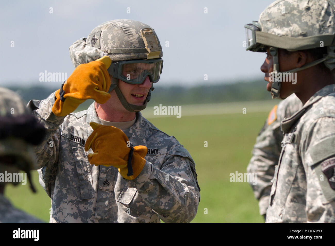 Sgt. Michael Brown, Instandhaltung und Wiederherstellung Abteilungsleiter für 584th Support Wartungsfirma, 129. bekämpfen Sustainment Support Battalion, 101. Sustainment Brigade 101. US-Luftlandedivision, Bewertungen Schlinge Last Verfahren während einer Übung 3. Sept. in Fort Campbell, Kentucky Fort Campbell bietet erstklassige Einrichtungen, Air Assault macht weltweit zu projizieren. (Foto: US-Armee Sgt. Leejay Lockhart, 101. Sustainment Brigade Public Affairs) Zug wie Sie kämpfen, führt 584th SMC Schlinge Last training 140903-A-LS265-332 Stockfoto