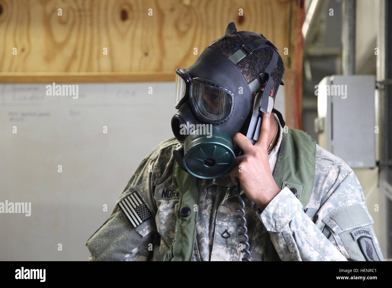 Ein US-Soldat der 173rd Airborne Brigade kommuniziert mit höheren Befehl während einer simulierten chemischen Angriff während der Teilnahme an der Übung Saber Junction 2014 auf das Joint Multinational Readiness Center in Hohenfels, Deutschland, 4. September 2014. Säbel Junction 2014 bereitet USA, NATO-Staaten und europäische Sicherheitspartner einheitliches Land Geschäfte durch die gleichzeitige Kombination der offensive, Defensive und Stabilität Operationen angebracht, die Mission und die Umwelt. Weitere Informationen über Saber Junction 2014 finden Sie auf http://www.eur.army.mil/SaberJunction/. (U Stockfoto