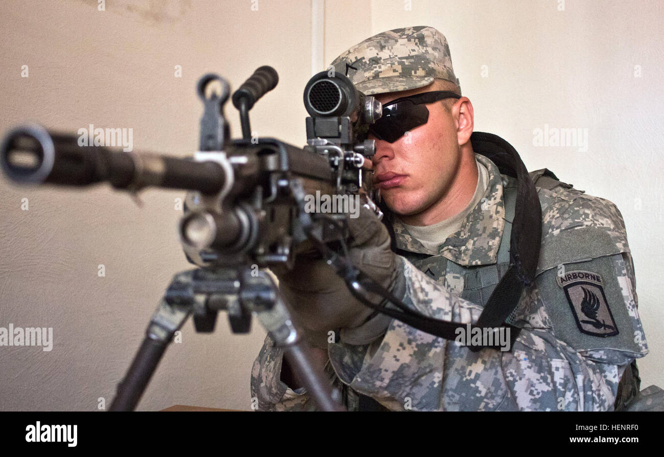 Armee Pvt. Dimitri J. Hawksford, ein Hudson, Wisconsin, native als Infanterist in Unternehmen B, 2. Bataillon, 503. Infanterieregiment 173rd Airborne BrigaSgt. John L. Carkeet IV, 143. Sustainment Command (Expeditionary), US-Armee Reservede soll ein Trupp automatische Waffe während einer Probe für eine Nacht, die RAID-Trainingsmission auf einem verlassenen Sowjet-Ära-Gefängnis in Rummu, Estland Sept. 5 statt. Die Razzia war Teil des standhaft Javelin II, einer NATO-Übung mit mehr als 2.000 Truppen aus neun Nationen verschiedene Trainingsmissionen in Estland, Deutschland, Lettland, Litauen und Polen zur Durchführung. Th Stockfoto