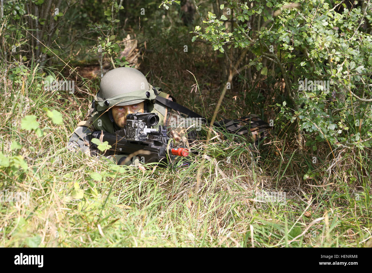 Slowenische SGT Ornik Lztok der 2. Kompanie, 20. Infanterie-Bataillon bietet Sicherheit von der Kante der Holz-Linie während Übung Saber Junction 2014 auf das Joint Multinational Readiness Center in Hohenfels, Deutschland, 7. September 2014. Säbel Junction 2014 bereitet USA, NATO-Verbündeten und Sicherheitspartner der Europäischen zur einheitlichen Durchführung landen Operationen durch die gleichzeitige Kombination von Offensive, defensive, und Stabilisierungsoperationen angebracht, die Mission und die Umwelt.  Weitere Informationen über Saber Junction 2014 finden Sie auf http://www.eur.army.mil/SaberJunction/. (US-Ar Stockfoto