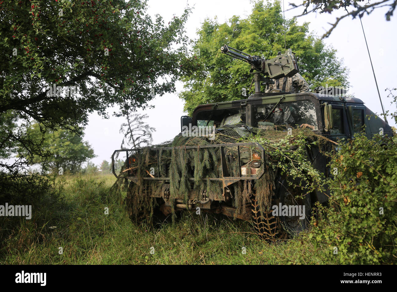 US Armee Sgt. Eric Terreault der 1st Squadron (Airborne), 91. Kavallerieregiment 173rd Airborne Brigade bietet Sicherheit mit einem Maschinengewehr M2A1 während Übung Saber Junction 2014 bei der Joint Multinational Readiness Center in Hohenfels, Deutschland, 9. September 2014. Säbel Junction 2014 bereitet USA, NATO-Staaten und europäische Sicherheitspartner einheitliches Land Geschäfte durch die gleichzeitige Kombination der offensive, Defensive und Stabilität Operationen angebracht, die Mission und die Umwelt. Weitere Informationen über Saber Junction 2014 finden Sie auf http://www.eur.army Stockfoto