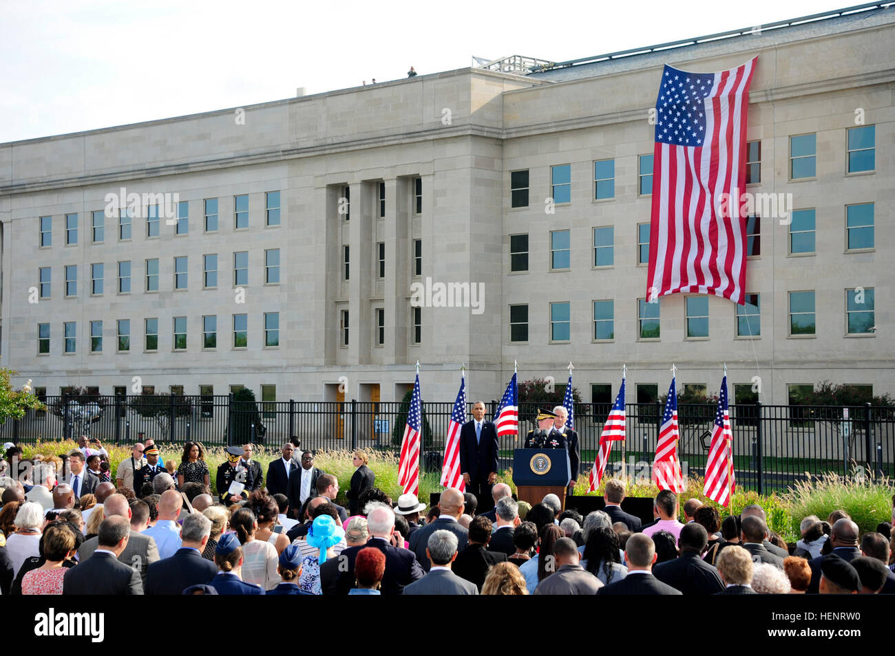 Vorsitzender der Joint Chiefs Of Staff US Army General Martin E. Dempsey am Rednerpult, liefert Bemerkungen als Präsident Barack Obama, links, und Verteidigungsminister Chuck Hagel stehen während eine 9/11 Gedenkfeier an das National 9/11 Pentagon Memorial in Arlington, VA., 11. September 2014. Terroristen entführt vier Passagierflugzeuge 11. September 2001. Zwei der Flugzeuge wurden absichtlich stürzte in das World Trade Center in New York; man war in das Pentagon stürzte; die vierte stürzte in der Nähe von Shanksville, Pennsylvania fast 3.000 Menschen bei den Anschlägen starben. (US Armee-Foto von Staff Sgt Laura Buchta/R Stockfoto