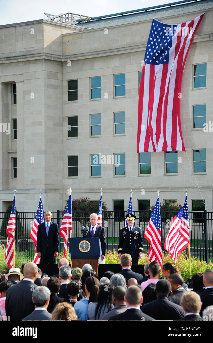 Von links: Präsident Barack Obama, US-Verteidigungsminister Chuck Hagel und Vorsitzender der Joint Chiefs Of Staff US Army General Martin E. Dempsey in einer Zeremonie im Pentagon in Arlington, Virginia, teilnehmen 11. September 2014, anlässlich des 13. Jahrestages von 9/11. Terroristen entführt vier Passagierflugzeuge 11. September 2001. Zwei der Flugzeuge wurden absichtlich stürzte in das World Trade Center in New York; man war in das Pentagon stürzte; die vierte stürzte in der Nähe von Shanksville, Pennsylvania fast 3.000 Menschen bei den Anschlägen starben. (US Armee-Foto von Staff Sgt. Laura Buchta/freigegeben) Von links: Präsident Bar Stockfoto