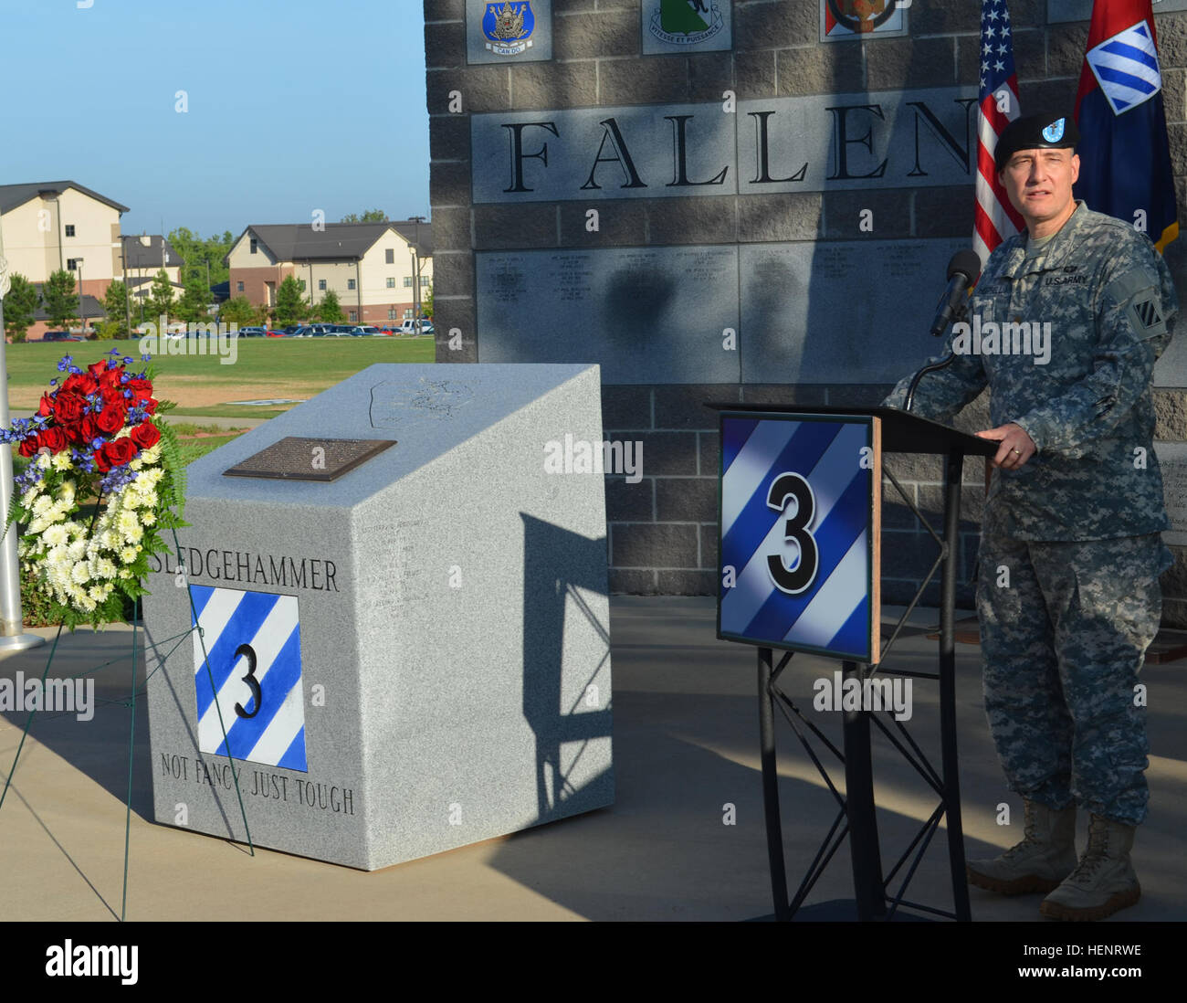 Soldaten und Anführer der 3. Panzerbrigade Combat Team, 3. Infanteriedivision, führen eine Kranzniederlegung im Kelley Hill Memorial in Fort Benning durch und ehren 9/11 Opfer und gefallene Soldaten. Stockfoto