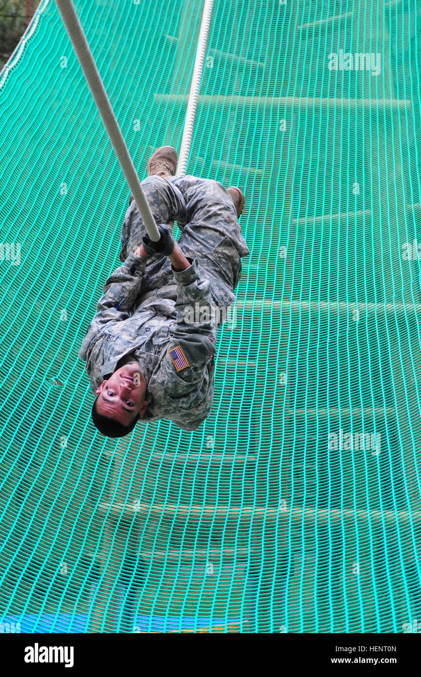 US-Armee Pfc. Kevin Alba, Bayern medizinische Abteilung Aktivität, Europa Regional Medical Command zugeordnete verhandelt das invertierte Seil klettern Hindernis während der besten Krieger Europapokal in Grafenwöhr, Deutschland, 15. September 2014. Der Wettbewerb ist eine einwöchige Veranstaltung, die Soldaten an die Grenzen ihrer körperlichen Ausdauer, Lager, wissen, Anpassungsfähigkeit und technischen und taktischen Fähigkeiten drückt. Die besten Krieger sind bereit und widerstandsfähige Soldaten, die die Armee Werte Leben und führen von vorne. (US Armee-Foto von Staff Sgt. Pablo N. Piedra/freigegeben) Besten Krieger Europapokal 201 Stockfoto