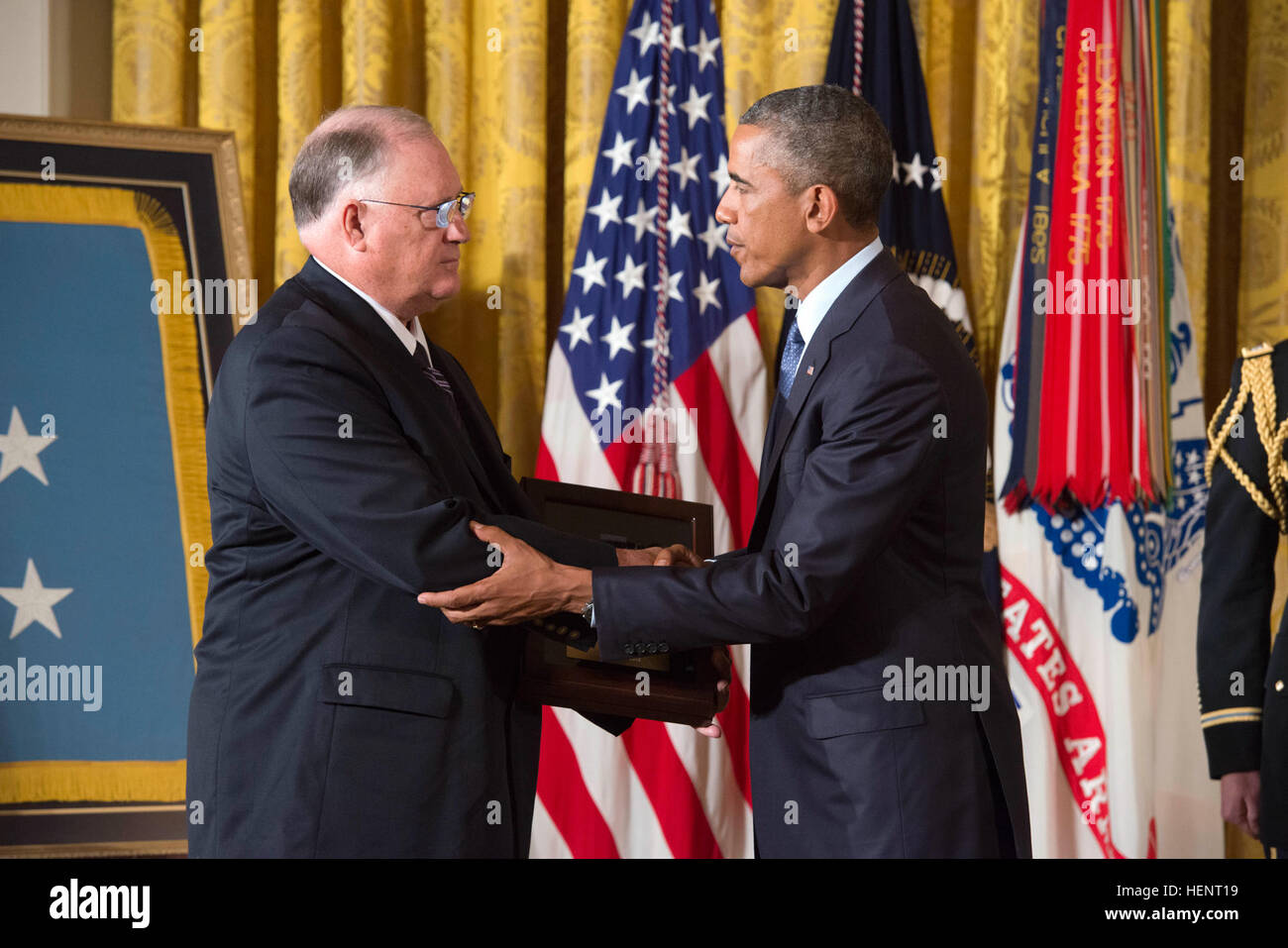 Präsident Barack Obama präsentiert Dr. William Sloat, um seines verstorbenen Bruders, ehemalige Armee Spc. 4 Donald P. Sloat, während einer Zeremonie im Weißen Haus in Washington, D.C., 15. September 2014 posthum die Medal Of Honor. US Army Spc. 4 Donald P. Sloat erhielt postum die Medal Of Honor, 15. September 2014, für Aktionen während einem Kampf Patrouille in der Nähe von Hawk Hill Fire Base, Südvietnam, 17. Januar 1970. Sloat wurde beauftragt, Delta Company, 2. Bataillon, 1. Infanterie-Regiment, 196. Light Infantry Brigade, 23. Infanteriedivision (Americal). (US Armee-Foto von Alfredo Barraza/freigegeben) MEDA Stockfoto