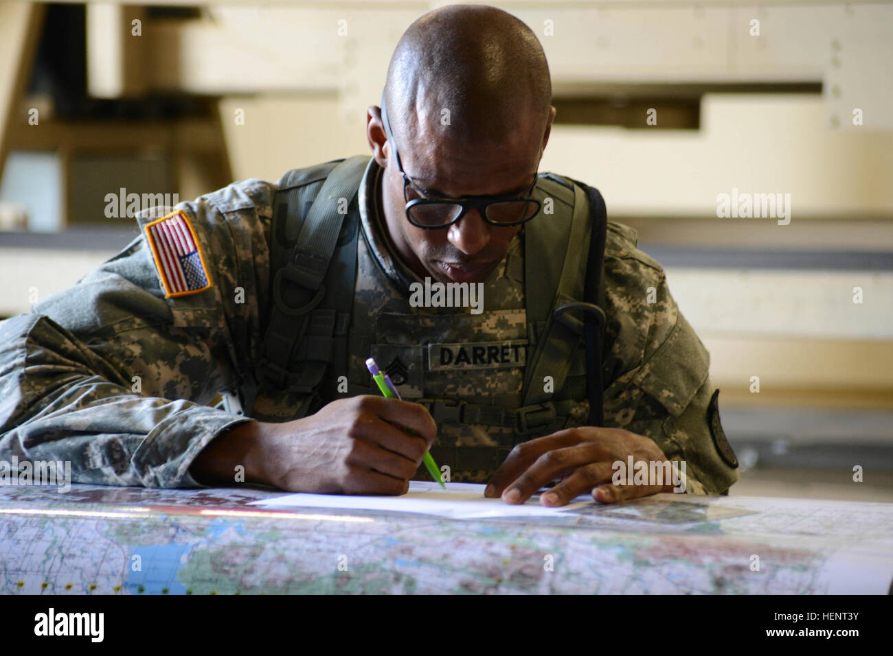 US Army Staff Sgt Jessie Darrett, 5. Signal Befehl zugewiesenen Grundstücke mehrere Netze während des Anrufs für Fire Trainer Veranstaltung in Grafenwöhr, Deutschland, September 16. Der Wettbewerb ist eine einwöchige Veranstaltung, die Soldaten an die Grenzen ihrer körperlichen Ausdauer, Lager, wissen, Anpassungsfähigkeit und technischen und taktischen Fähigkeiten drückt. Die besten Krieger sind bereit und widerstandsfähige Soldaten, die die Armee Werte Leben und führen von vorne. (Foto: U.S. Army Spc. Franklin Moore / Foto veröffentlicht) 2014 USAREUR besten Krieger Wettbewerb 140916-A-OO646-027 Stockfoto