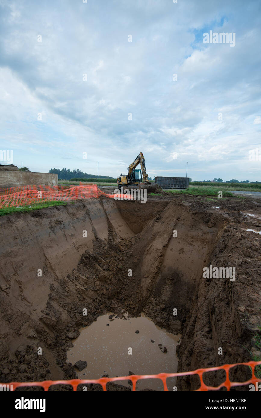 Unter Aufsicht des belgischen Ministerium für Verteidigung und US Army Corps of Engineers belgischer Unternehmer entfernen des Bodens, die die Position des entfernten stillgelegten Jet Kraftstofftanks umgibt, um zu analysieren, und falls erforderlich, reinigen Sie sie in einer speziellen Anlage auf Chièvres Air Base, Belgien, 18. September 2014. (US Army Foto von visuellen Informationen Spezialist Pierre-Etienne Courtejoie veröffentlicht) POL Panzer Abriss und recycling 140918-A-BD610-001 Stockfoto