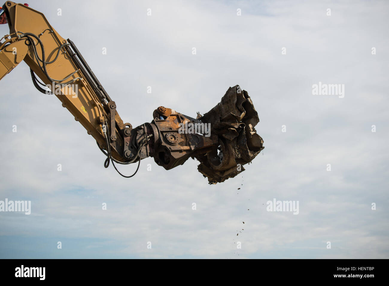 Die 5000 PSI Abbruch Scheren Kiefer eine nachverfolgte Hydraulikbagger entsorgen Teile des stillgelegten Jet-Treibstoff-Tanks um Schiff und recyceln an Chièvres Air Base, Belgien, 18. September 2014. (US Army Foto von visuellen Informationen Spezialist Pierre-Etienne Courtejoie veröffentlicht) POL Panzer Abriss und recycling 140918-A-BD610-072 Stockfoto