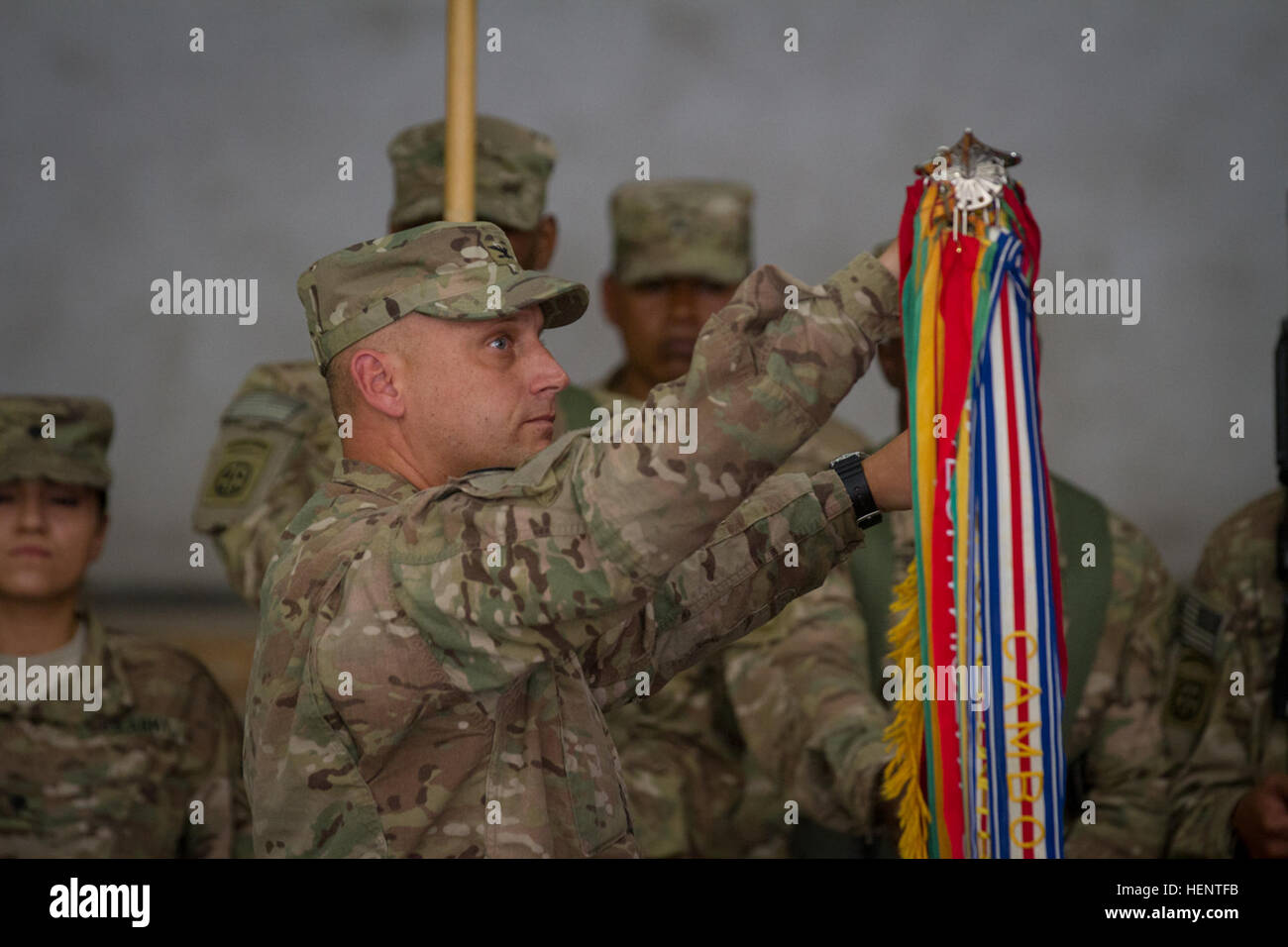 Kol. Mike Musiol, Kommandant, 82. Combat Aviation Brigade, 82. US-Luftlandedivision, Fort Bragg, N.C., Uncases die Brigade während einer Übertragung von Autorität Zeremonie, Bagram Air Field, Afghanistan, Sept. 21 Farben. 82. CAB beendet die Übertragung der Autorität von 159. Combat Aviation Brigade, 101st Airborne Division (Air Assault), Fort Campbell, Kentucky, die unter anderem medizinische Evakuierung und Pathfinder Operationen Lufttransportmittel vorgesehen. (Foto: U.S. Army Master Sgt. Kap Kim, RC-Ost PAO) 159. CAB komplettiert Rendezvous mit dem Schicksal 140921-A-ds387-194 Stockfoto