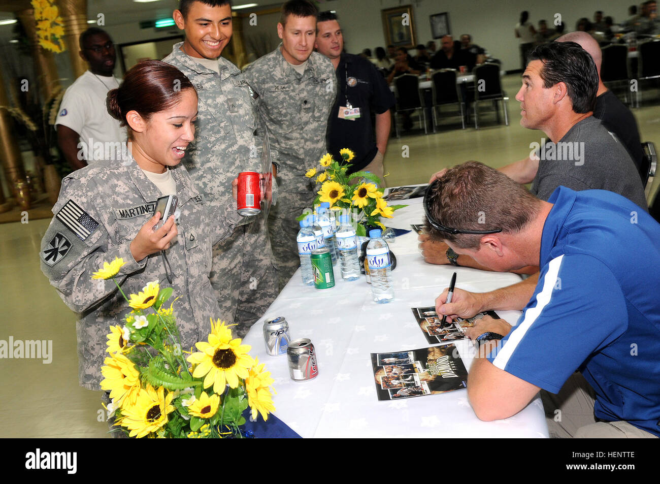 US-Armee Pfc. Evangelina Martinez erhält aus Dallas, Texas, drei Autogramme von Dean Palmer, ein ehemaliger professioneller Baseballspieler auf Lager als Sayliyah, Mai 6. Palmer trat Jeff Nelson, Tim Salmon und Mike Remlinger Servicemembers bei verschiedenen US-Militäreinrichtungen in Südwestasien zu erfüllen. "Ein Autogramm für meinen Vater", sagte Martinez, "spielte er Baseball aber verletzt seinen Arm bevor professionelle. Ein weiteres Autogramm ist für mein Kommandant und erster Sergeant-die dritte ist für mich. Ich liebe Baseball – vor allem wie Detroit Schlag von Boston wird immer! " (US Army Foto/Dustin Senger) P Stockfoto