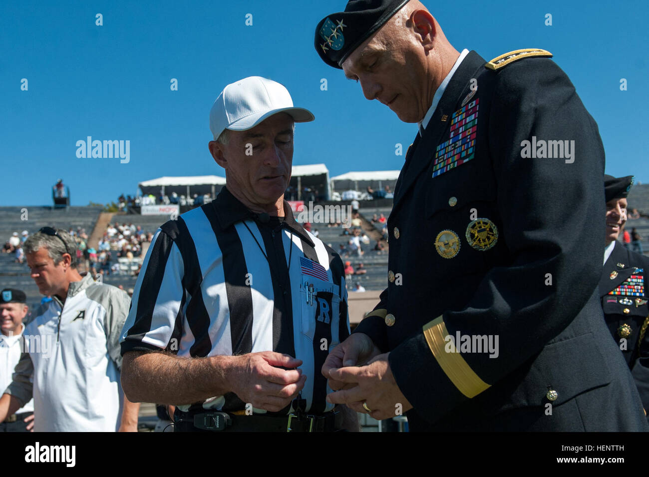 US Army Chief Of Staff General Ray Odierno zeigt einem Schiedsrichter die Münze, die er für den Münzwurf für das Fußballspiel Armee vs. Yale in New Haven, Connecticut, 27. September 2014 nicht benutzt werden sollte. (US Armee-Foto von Staff Sgt. Mikki L. Sprenkle/freigegeben) Armee vs. Yale 140927-A-KH856-079 Stockfoto