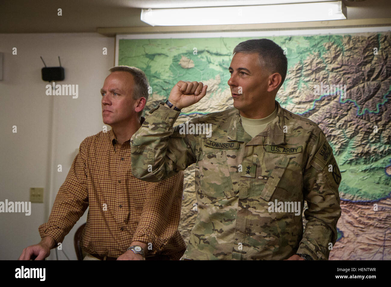 Combined Joint Task Force-10 Kommandeur Generalmajor Stephen Townsend (rechts) und Armee Unterstaatssekretär Brad Carson kurzen Besuch Gouverneure und ihre Bestandteile während eines Mittagessens in Bagram Air Field, Afghanistan, 28. September 2014. Govs. Andrew Cuomo, New York, William "Bill" Haslam, Tenn, Jay Nixon, Mo., Brian Sandoval, N.V., unter Secretary Of The Army Brad Carson, Dr. Brodi Kotila, reiste nach Afghanistan mit bereitgestellten Service-Mitglieder zu besuchen. (Foto: U.S. Army Master Sgt. Kap Kim, kombiniert Joint Task Force-10 Public Affairs) (Freigegeben) GOVDEL Cuomo besucht Afghanistan 140928-A-DS387-067 Stockfoto