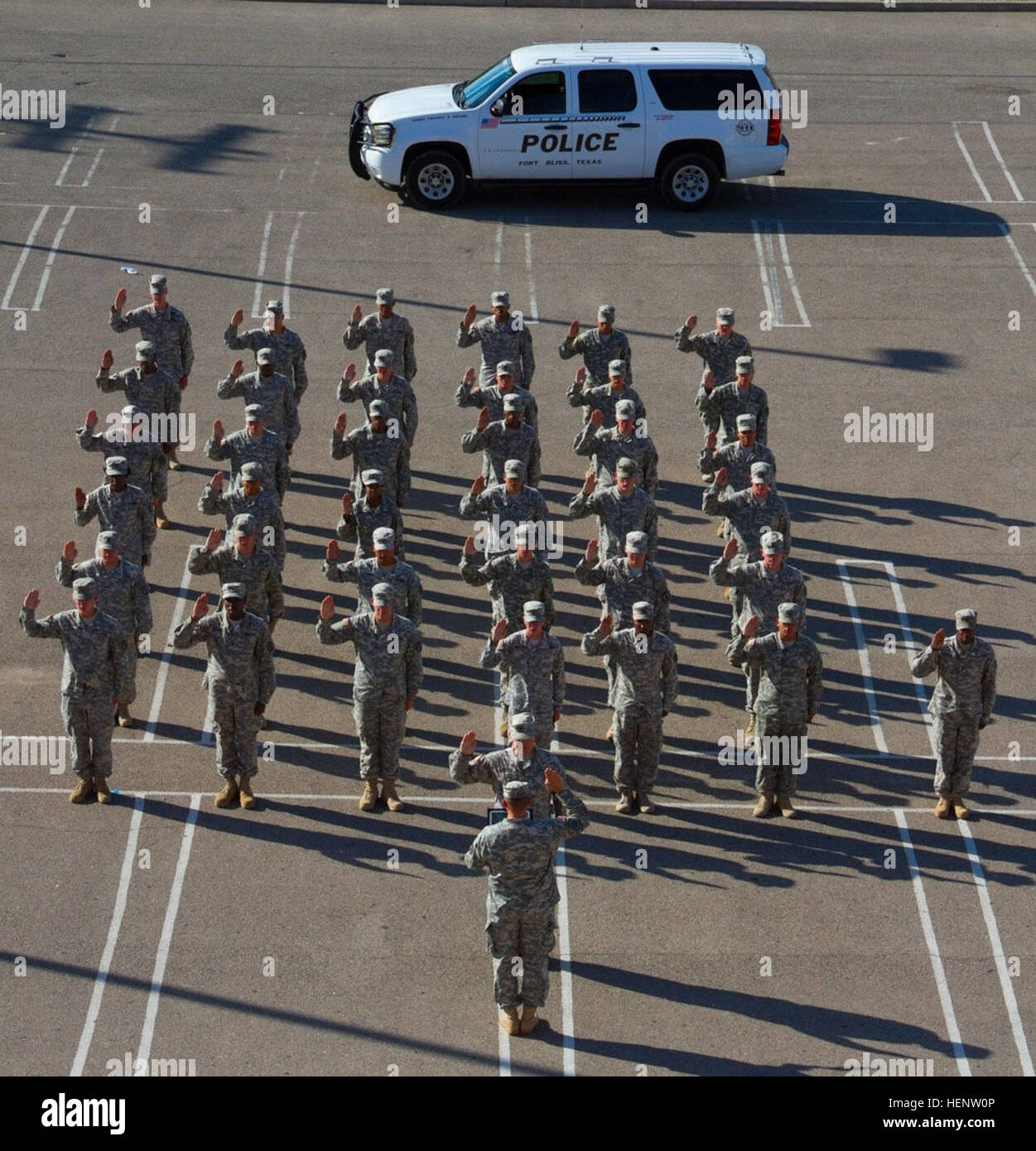 Neue militärische Polizisten zugewiesen 591st Gesellschaft MP, 93. MP-Bataillon in Fort Bliss, bekräftigen vor der offiziell Übernahme Straße Abgaben auf Fort Bliss, Sept. 29 den Code of Conduct. Die 591st von Guantanamo Bay, Kuba, wo sie in Häftling und base unterstützt zurückgegeben. (Foto: US-Armee Sgt. James Avery, 16. Mobile Public Affairs-Abteilung) Dünne blaue Linie 140930-A-FJ979-005 Stockfoto