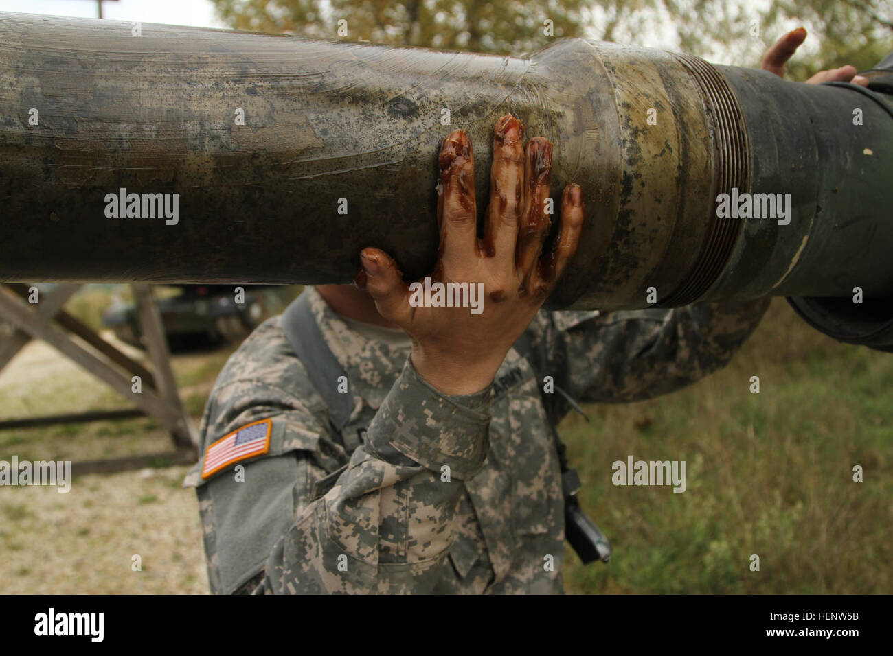 CPL William Defreest, überprüft ein Panzerschützen in Unternehmen C, 2. Bataillon, 12. Kavallerie-Regiment, 1st Brigade Combat Team, 1. Kavallerie-Division Fette, den Tank Kanone während Pre-Feuer in Grafenwöhr Training Area, Deutschland, Okt. 1. Greain "die Waffe Rohr 141001-A-SJ786-026 Stockfoto