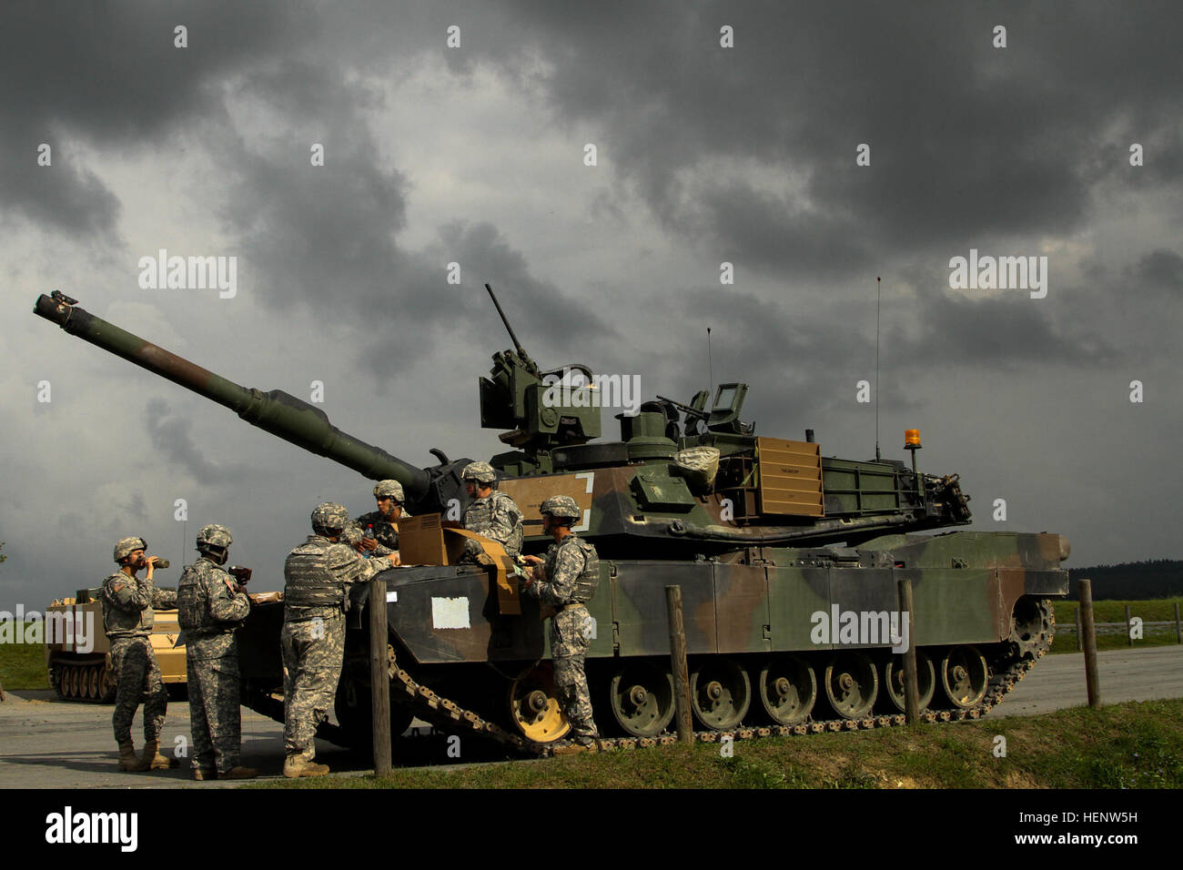 Soldaten aus dem 2. Bataillon, 12. Kavallerie-Regiment, 1st Brigade Combat Team, 1. Kavallerie-Division anhalten für eine Mittagspause während der Pre-Feuer Kontrollen und Kalibrierung in Grafenwöhr Training Area, Deutschland, Okt. 1. Mittagspause 141001-A-SJ786-069 Stockfoto