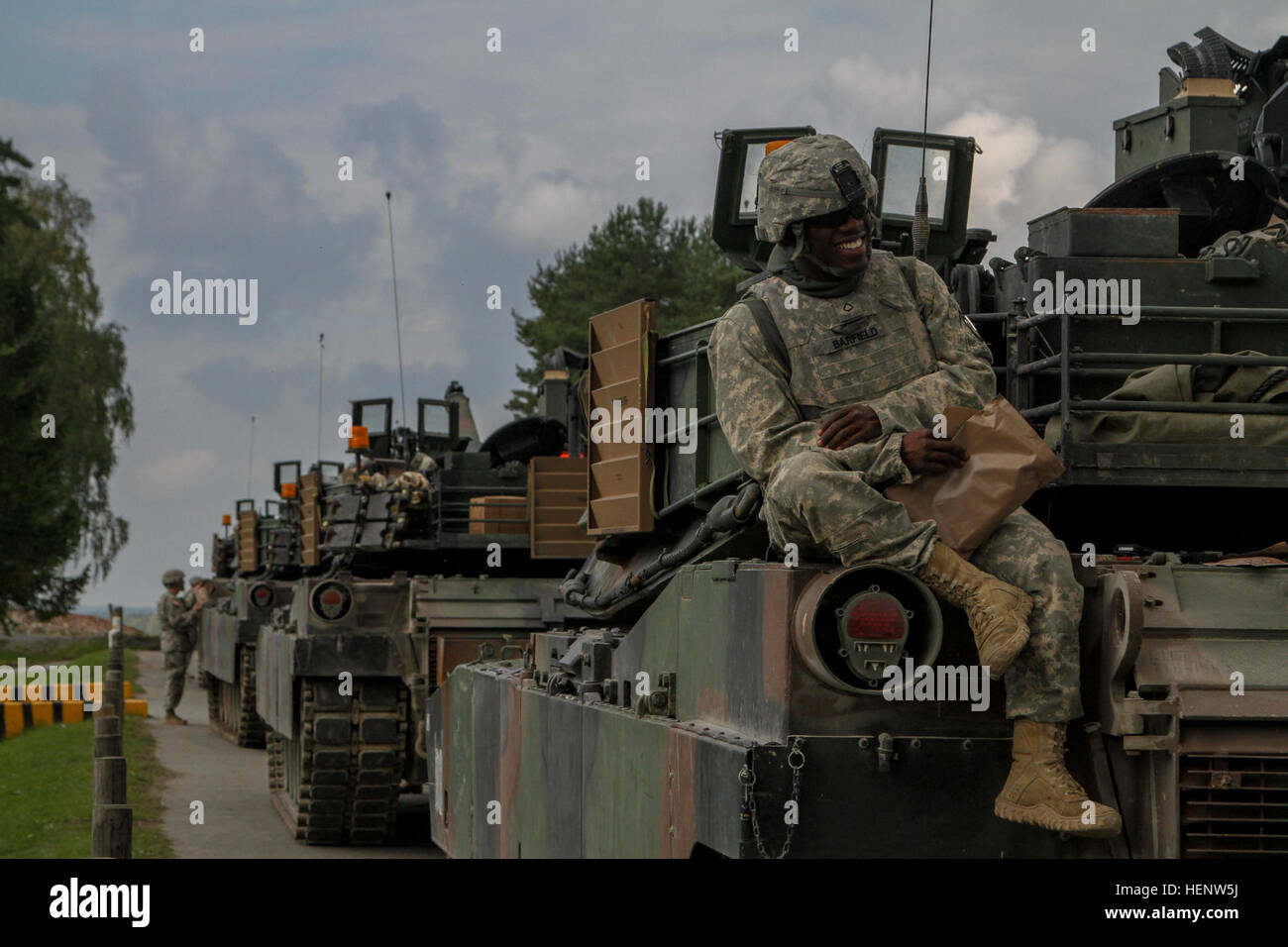 PFC. Michael Burkhard, hält eine Panzerschützen mit Firma D, 2. Bataillon, 12. Kavallerie-Regiment, 1st Brigade Combat Team, 1. Kavallerie-Division für eine Mittagspause während der Pre-Feuer Kontrollen und Kalibrierung in Grafenwöhr Training Area, Deutschland, Okt. 1. Mittagessen auf dem Achterdeck 141001-A-SJ786-087 Stockfoto