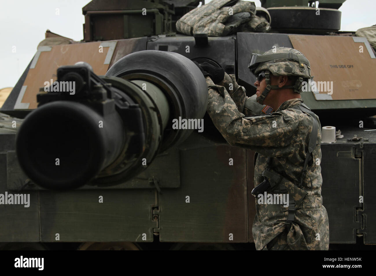 Ein Soldat aus 12. Kavallerie-Regiment, 2. Bataillon, 1. Brigade Combat Team prüft 1. Kavallerie-Division Verhalten vor Feuer auf ihren Tank in Grafenwöhr Training Area, Deutschland, Okt. 1. Vor Feuer Kontrollen 141001-A-SJ786-005 Stockfoto