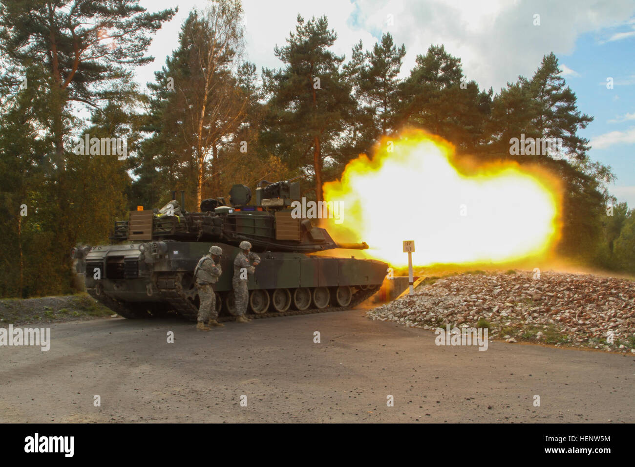 Sgt. 1. Klasse Joseph Maughon, Recht, der Meister Schütze für Unternehmen C, 2. Bataillon, 12. Kavallerie-Regiment, 1st Brigade Combat Team, 1. Kavallerie-Division und Staff Sgt Scott Colson, links, ein Panzerkommandant im Unternehmen C, 2. BN. 12. Cav. Regt. Fernbedienung Feuer einen Panzer während der Kalibrierung Brand in Grafenwöhr Training Area, Deutschland, Okt. 1. Entfernten Feuer 141001-A-SJ786-132 Stockfoto