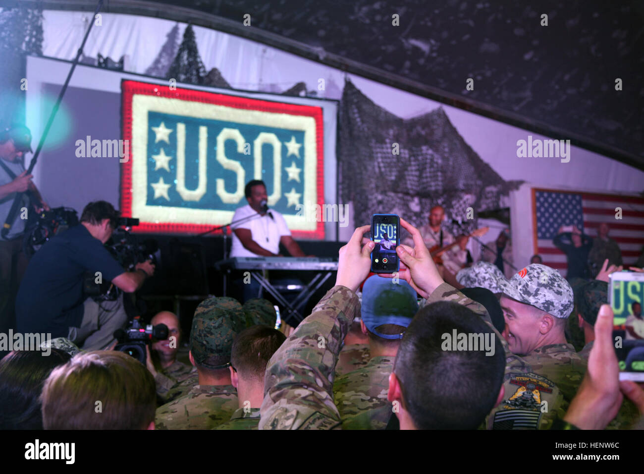 US-Armeesoldaten jubeln im Publikum für Schauspieler Craig Robinson während The heute USO Comedy Tour Show statt auf Bagram Air Field, Afghanistan, 1. Oktober 2014. Die Show wurde von Al Roker zusammen gebracht und soll Geld für United Services Organisation (USO) anzuheben, so dass sie besser, die Service-Mitglieder im Ausland eingesetzt unterstützen können. (Foto: U.S. Army Staff Sgt Daniel Luksan / veröffentlicht) Heute USO Comedy Tour-Show 141001-A-QR427-475 Stockfoto