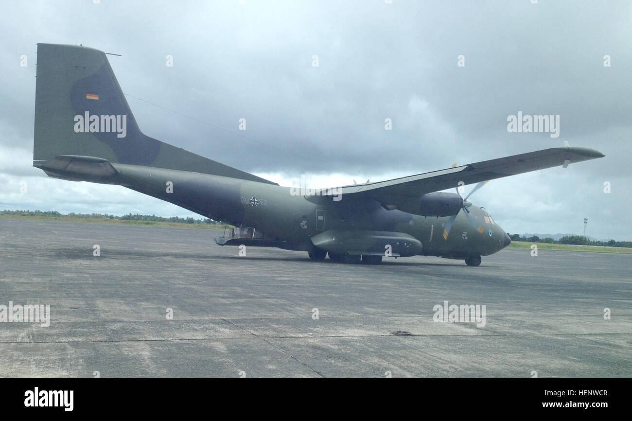 Eine deutsche Luftwaffe c-160 bietet medizinische Versorgung, die Unterstützung der Operation Vereinigte Unterstützung in Monrovia, Liberia. Der US Agency for International Development wird die US-Regierung Organisation für Operation Vereinigte Unterstützung. US Africa Command unterstützt die Bemühungen durch die Bereitstellung von Befehl und Steuerung, Logistik, Schulung und technischen Anlagen um das Ebola-Virus-Ausbruch in westafrikanischen Nationen enthalten. (US-Armee Afrika von Command Sergeant Major Jeffrey T. Stitzel) Weitere medizinische Versorgung für Betrieb United Hilfe 141003-A-ZZ999-006 Stockfoto