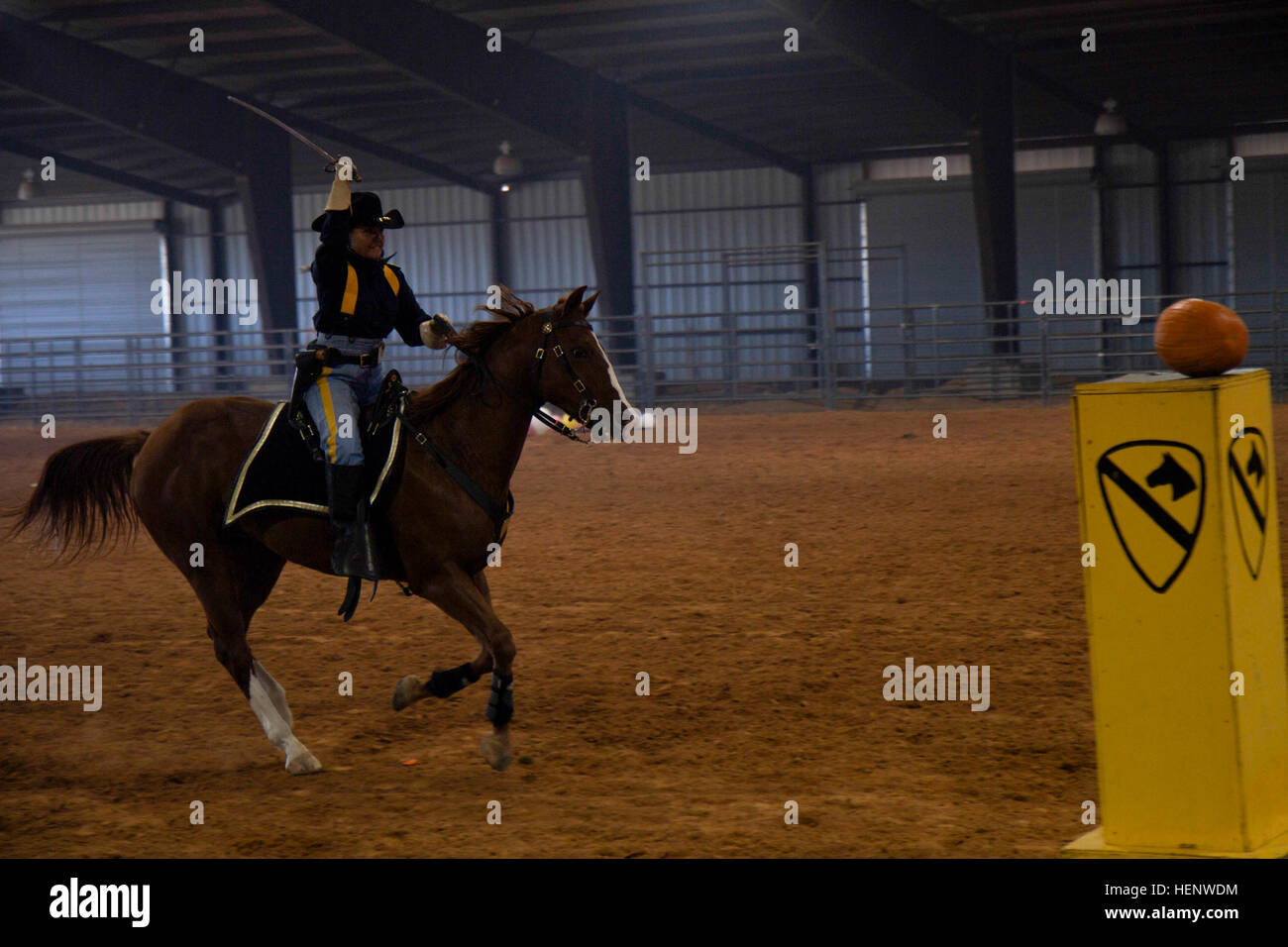 Die 1. Cavalry Division Pferd Kavallerie Ablösung behandelt in Attendence bei der Leon County Veterans Appreciation Day-Veranstaltung zu einer Demonstration 4 Okt. im Leon County Expo Center in Buffalo, Texas. "Eines der Dinge, die wirklich für mich heute auffällt, ist, dass Veteranen Tag heute, nicht formal, ist", sagte für Bezirk 57 Trent Ashby staatliche Vertreter. "Aber wir feiern und danken, die den Anruf Service unserer Nation tragen beantwortet haben-uniform und so für mich, heute hier im Auftrag von 26 Millionen Texas in unserer großartigen Staat sein und danke sagen, es wirklich eine Ehre ist ein Stockfoto