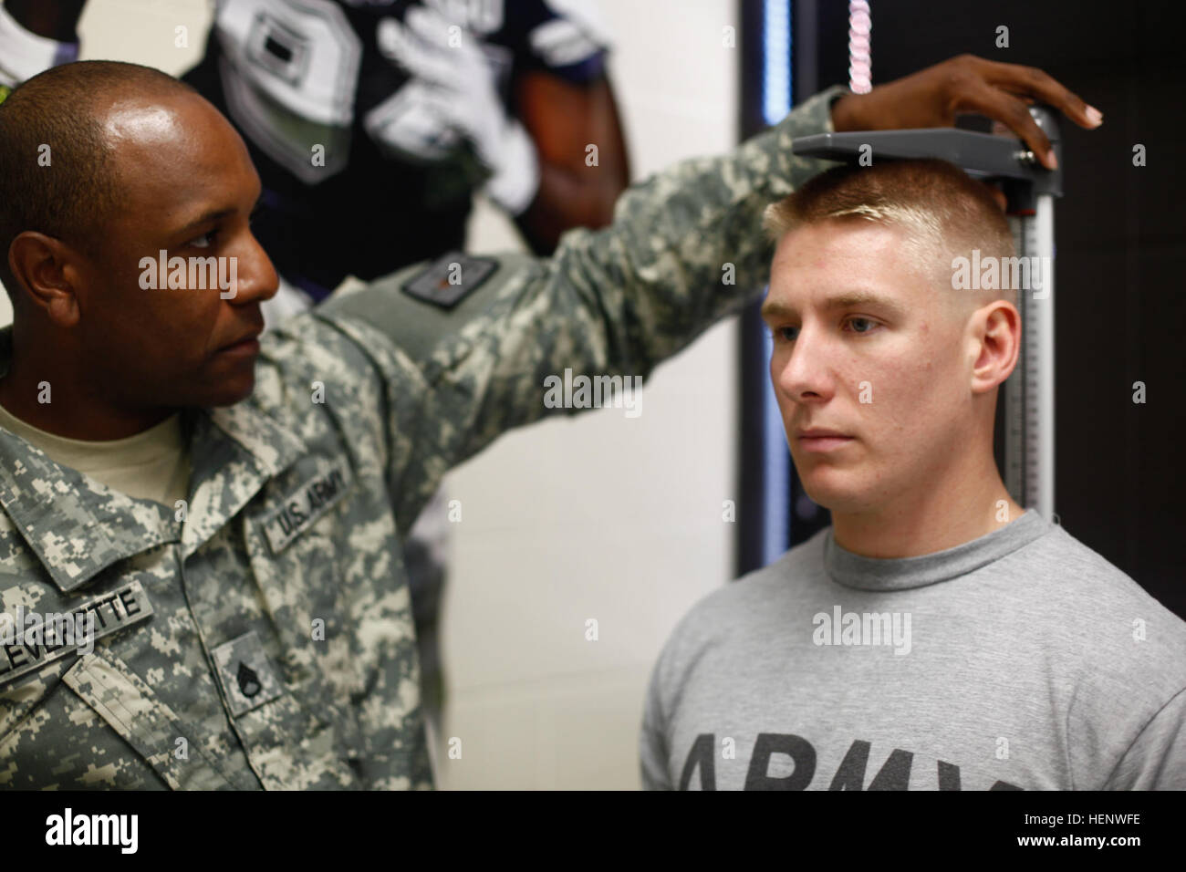 US Armee Sgt. Nicholis Couture beginnt die Höhe, Gewicht und Band Teil der 2014-Abteilung der Armee Wettbewerb für besten Krieger (BWC) in Fort Lee, VA., 6. Oktober 2014. Die BWC ist ein jährlicher Wettbewerb der Armee, der ein Soldat geistigen, körperlichen und beruflichen Fähigkeiten testet. (Foto: U.S. Army: Sgt. Jourdain Yardan / veröffentlicht) DA beste Krieger Wettbewerb 141006-A-UM685-034 Stockfoto