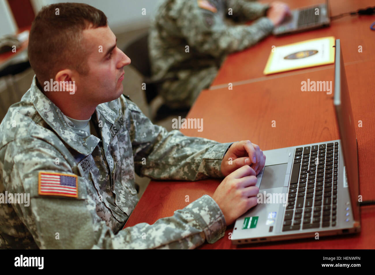 US Army Spc. Thomas Boyd beginnt den geschriebenen Essay Teil des Fachbereichs 2014 der Armee Wettbewerb für besten Krieger (BWC) in Fort Lee, VA., 6. Oktober 2014. Die BWC ist eine jährliche Veranstaltung der Armee-weite, die Soldaten des geistigen, körperlichen und beruflichen Fähigkeiten testet. (Foto: U.S. Army: Sgt. Jourdain Yardan / veröffentlicht) DA beste Krieger Wettbewerb 141006-A-UM685-087 Stockfoto