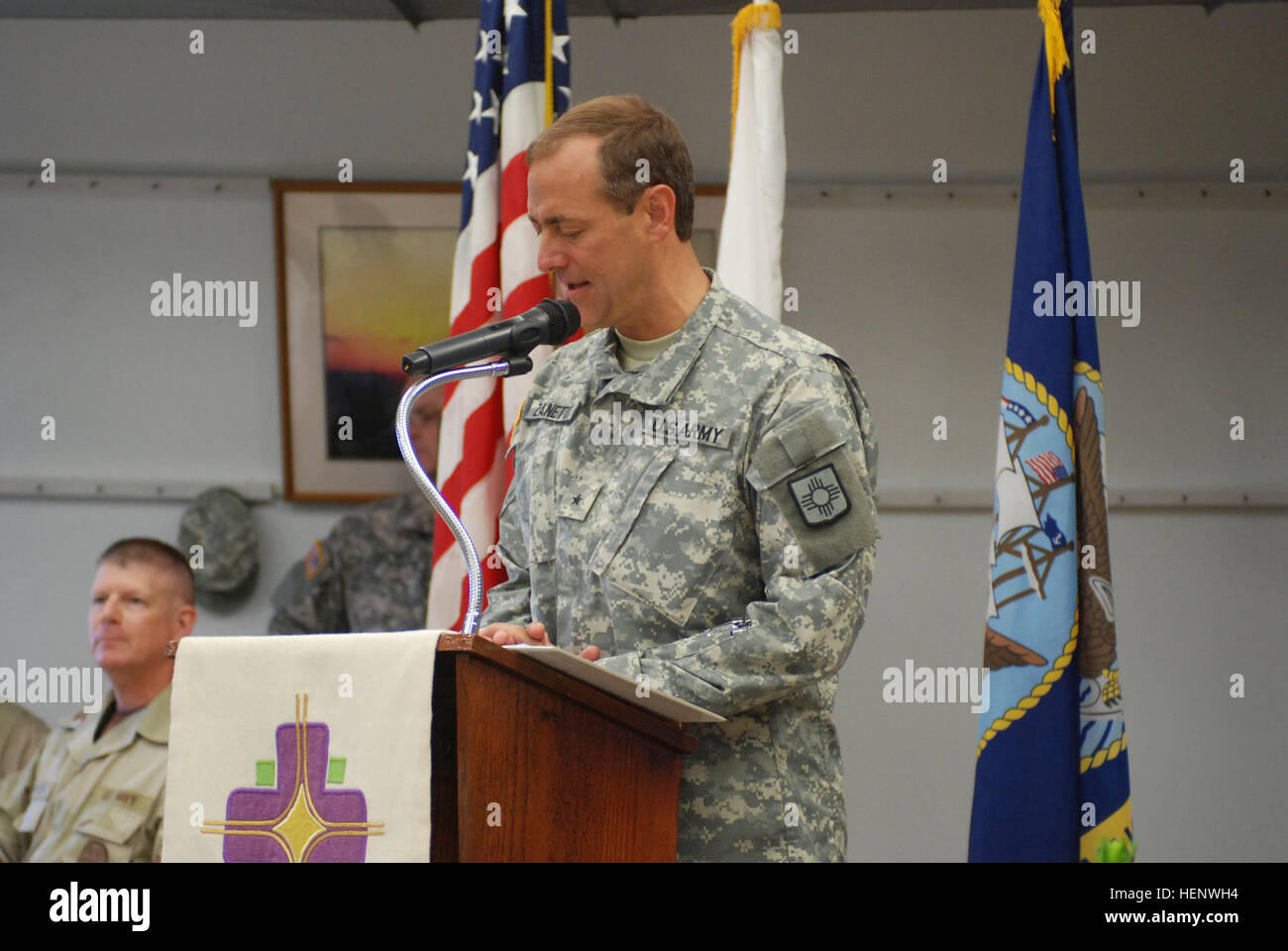 Armee Generalleutnant Gregory Zanetti, stellvertretender Kommandeur für gemeinsame Task Force-Guantanamo, liest Schriftstellen aus dem Buch der Psalmen und des Apostels Paulus Brief an die Hebräer während der vierteljährlichen Kommandant Gebetsfrühstück, 12. Mai 2008, am Joint Task Force Guantanamo Seaside Galeere. Auch abgebildet sind, Rear Admiral Mark H. Buzby, JTF Kommandant und seine Frau Gina. JTF Guantanamo führt durch sichere und humane Pflege und Obhut von Festgenommenen feindlichen Kämpfern. Die JTF führt Verhör Operationen um strategische Intelligenz zur Unterstützung der globalen Krieg gegen den Terror zu sammeln und unterstützt die Strafverfolgungsbehörden und w Stockfoto