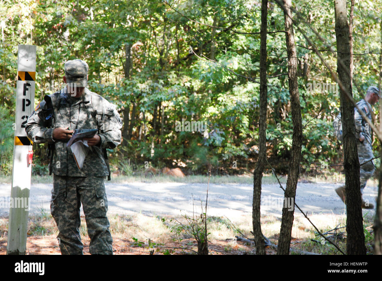 US Armee Sgt. Nicolis Couture beginnt das Land Navigationsereignis während der 2014-Abteilung der Armee Wettbewerb für besten Krieger (BWC) in Fort Lee, Va, 9. Oktober 2014. Die BWC ist ein Armee-weiten Wettbewerb, der Soldaten des geistigen, körperlichen und beruflichen Fähigkeiten testet. (Foto: US-Armee: Sgt. Jourdain Yardan / veröffentlicht) DA beste Krieger 141009-A-UM685-016 Stockfoto