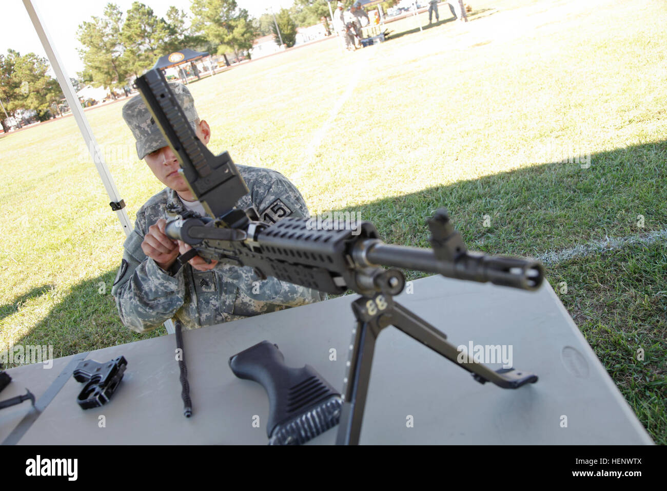 US Armee Sgt. Andres Martinez beginnt die Waffen-Montage-Veranstaltung während der 2014-Abteilung der Armee Wettbewerb für besten Krieger (BWC) in Fort Lee, Va, 9. Oktober 2014. Die BWC ist ein Armee-weiten Wettbewerb, der Soldaten des geistigen, körperlichen und beruflichen Fähigkeiten testet. (Foto: US-Armee: Sgt. Jourdain Yardan / veröffentlicht) DA beste Krieger 141009-A-UM685-019 Stockfoto