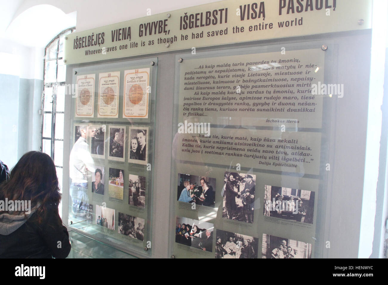 US-Kavallerie-Soldaten anzeigen Museum zeigt Menschen, die Juden und andere Minderheiten aus dem Holocaust in Litauen, einen Kulturaustausch-Ausflug zur Festung Kaunas Okt. 11 retteten, gewidmet. US-Kavallerie-Soldaten sind in Litauen als Teil der US Army in Europa führte Atlantic zu beheben, eine multinationale kombinierte Waffen-Übung unter Einbeziehung der 1st Brigade Combat Team, 1. Kavallerie-Division und Gastländern, statt über Estland, Lettland, Litauen und Polen. Holocaust-Helden 141011-A-WU248-104 Stockfoto