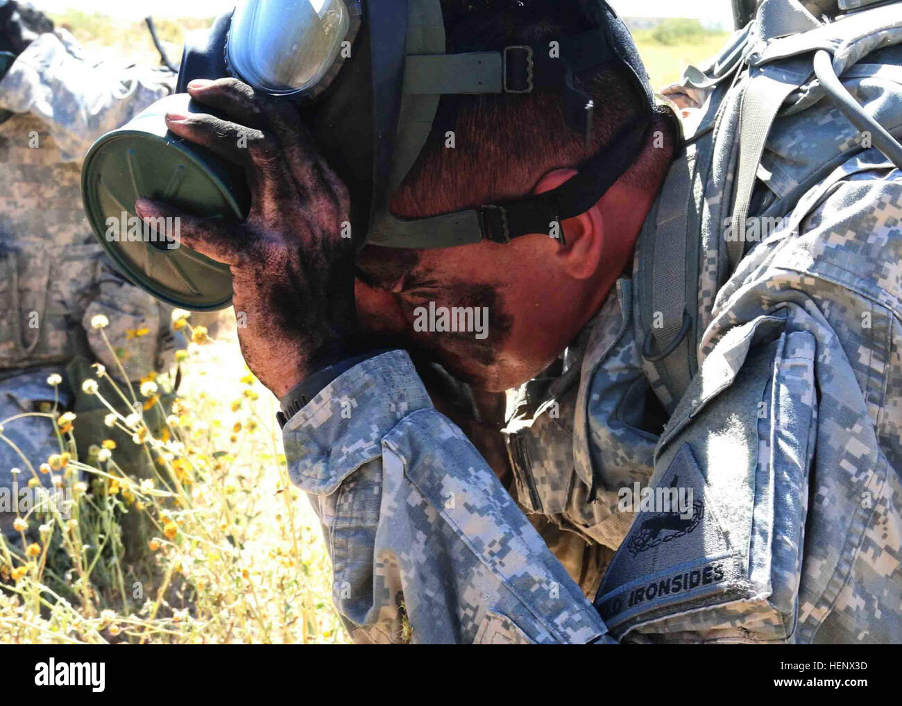 Ein Soldat der 1. Brigade, 1. Panzerdivision, dekontaminiert Hände und Gesicht während der Sanitäter-Pfahlspuren in Fort Bliss am 16. Oktober 2014, als 22 Soldaten in 11 Teams um den besten Medic-Titel kämpfen und dabei medizinische Fähigkeiten, Vorsorge und Wettkampfbereitschaft unter Beweis stellen. Stockfoto