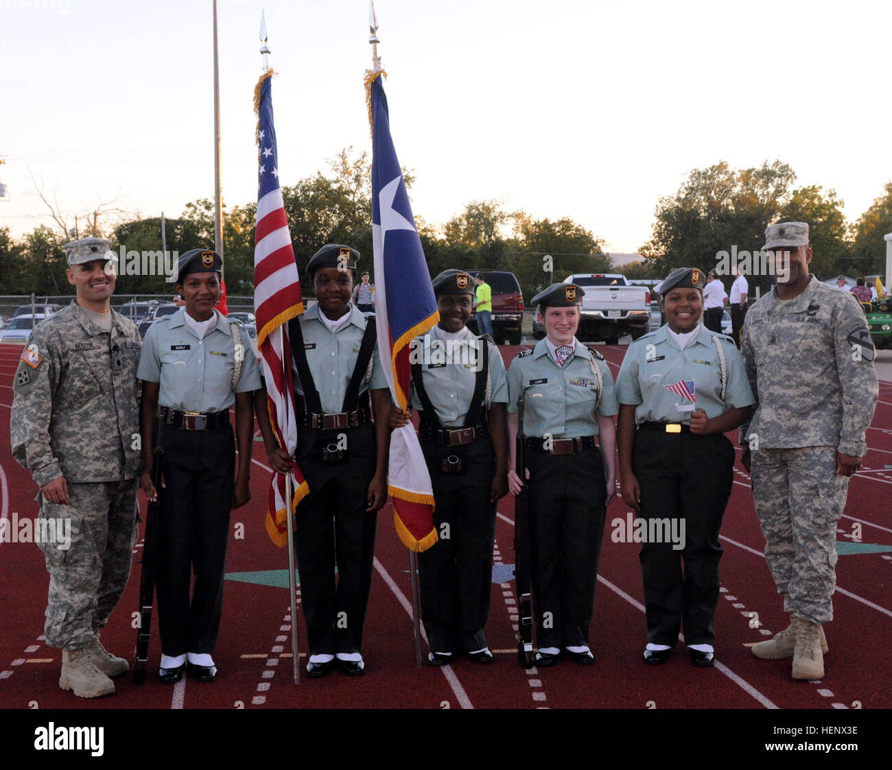 Posieren Sie lt. Colonel Don Nestor (ganz links), Kommandeur des 8. Brigade Ingenieure Bataillons "Trojanisches Pferd", 2nd Brigade Combat Team, 1. Kavallerie-Division und Command Sergeant Major Roderick Jones (ganz rechts), Befehl Sergeant-Major der 8. BEB für ein Foto mit der Harker Heights High School Junior ROTC Farbe Guard Killeen High School Leo Buckley-Stadion in Killeen, Texas, Okt. 16 vor einem Fußballspiel zwischen Harker Heights High School und Schuhmacher High School. (Foto: U.S. Army Staff Sgt Johnathan Hoover, 2. BCT PAO/freigegeben) CAV-Führer geehrt militärische Aufwertung nachts 141016-A-IU69 Stockfoto